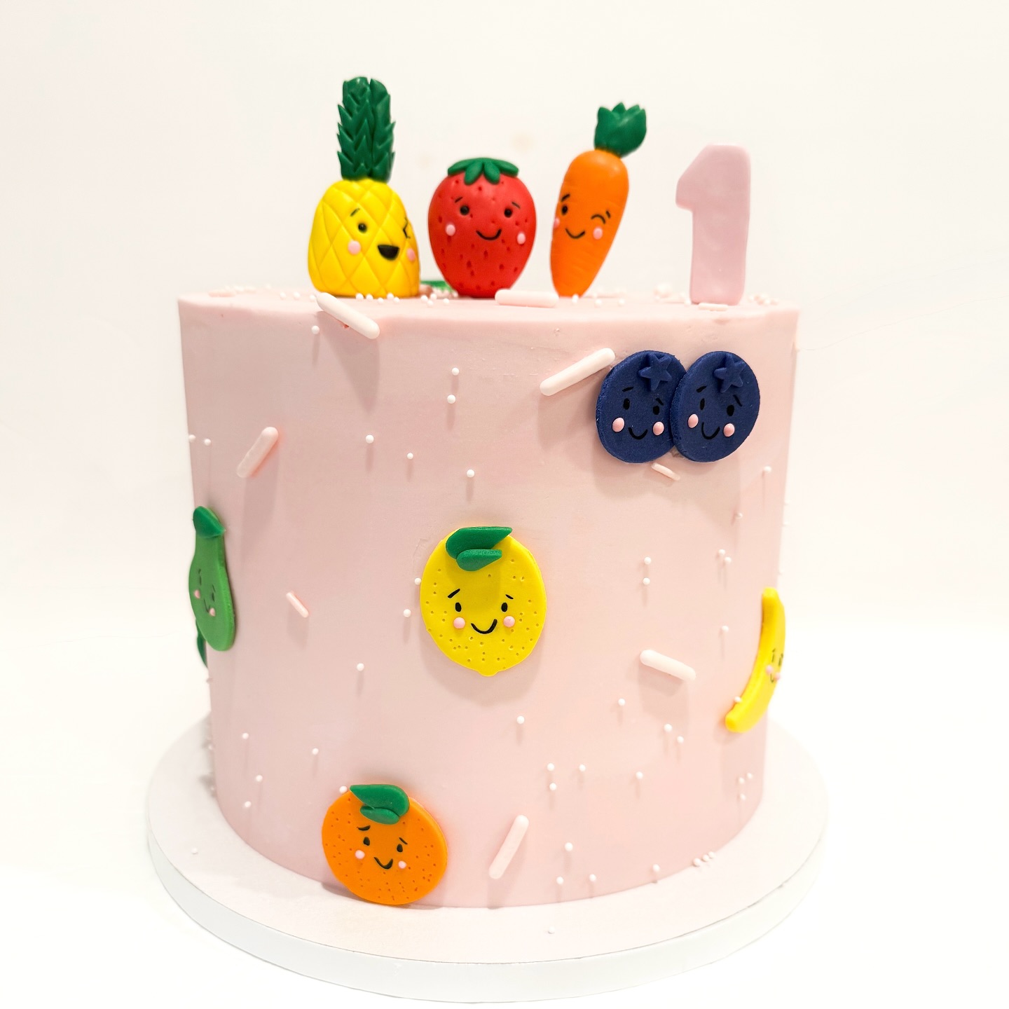 “Turning ONE never looked so a-peeling🍓🍊🫐”
How cute is this one year old “dancing fruit” themed cake🥰
-to book your next cake, DM us or send us an inquiry through the link in our bio!
#fyp #757baker #hamptonroads #cake #757bakery #suffolkva #vabeach #chesapeakeva #bakery #bakersofinstagram #dmv