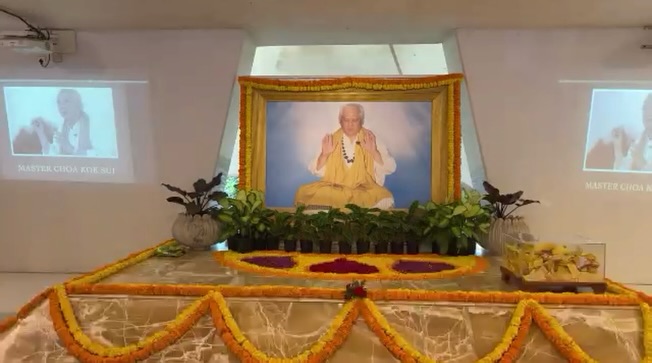 Celebrating The Legacy
🌸 Master Danny opened the day with talk, meditation, blessings and a heartfelt message, reminding us of GMCKS’ love, and why we must keep his light alive through practice and service.
🌸 Hundreds gathered at the Ashram, meditating together throughout the day, filling the entire place with peace, unity, and gratitude for our Guru.
🌸 The Ashram team organised food and grain distribution, healing camps and chanting sessions, true seva offered in Master’s name, touching many lives.
It was a day of devotion, service and togetherness, the perfect way to honour the Guru’s birthday.
Drop a ❤️ if you were at the ashram!
Want to be part of the next celebration or events at the Ashram?
Join us for the upcoming events 🌿
#GMCKS #MastersBirthday #MasterDanny #GuruDay #AshramCelebration #PranicHealing #ArhaticYoga #Seva #SpiritualService #ThankYouMaster #AshramLife #Gratitude