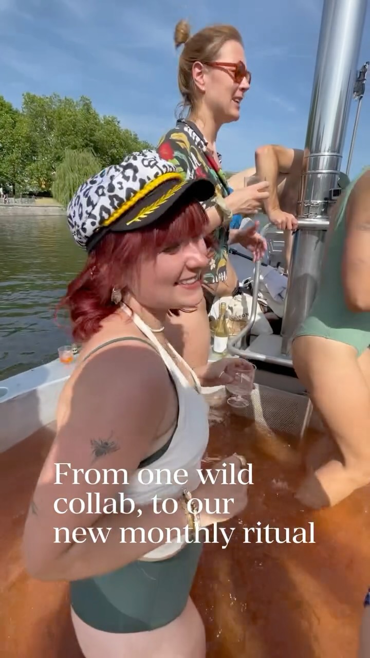 What started as an epic collab with our good friends @glitter.spritz and awesome DJs @joshualiebe_ + @bekamusic_ has become our new monthly ritual ☺️
Floating speakers, our favorite people, sun-kissed hot tubs. Our new tradition is all about movement, music and sunshine.
Badedampfer is all about making memories on the water, and that’s exactly what we’re doing.
Turning average Sundays into something unforgettable.
Drifting through the city to leave joy in our wake.
This Sunday, we’re doing it again.
Our mission: make Berlin smile from the canal 😊
Catch us on the Landwehrkanal and if you see us, say hi 👋 We’ll be the ones dancing in the hot tub.
#badedampfer #floatingtub #spreeberlin #exploreberlin #berlin #boatlife #sundayritual #berlinweekend