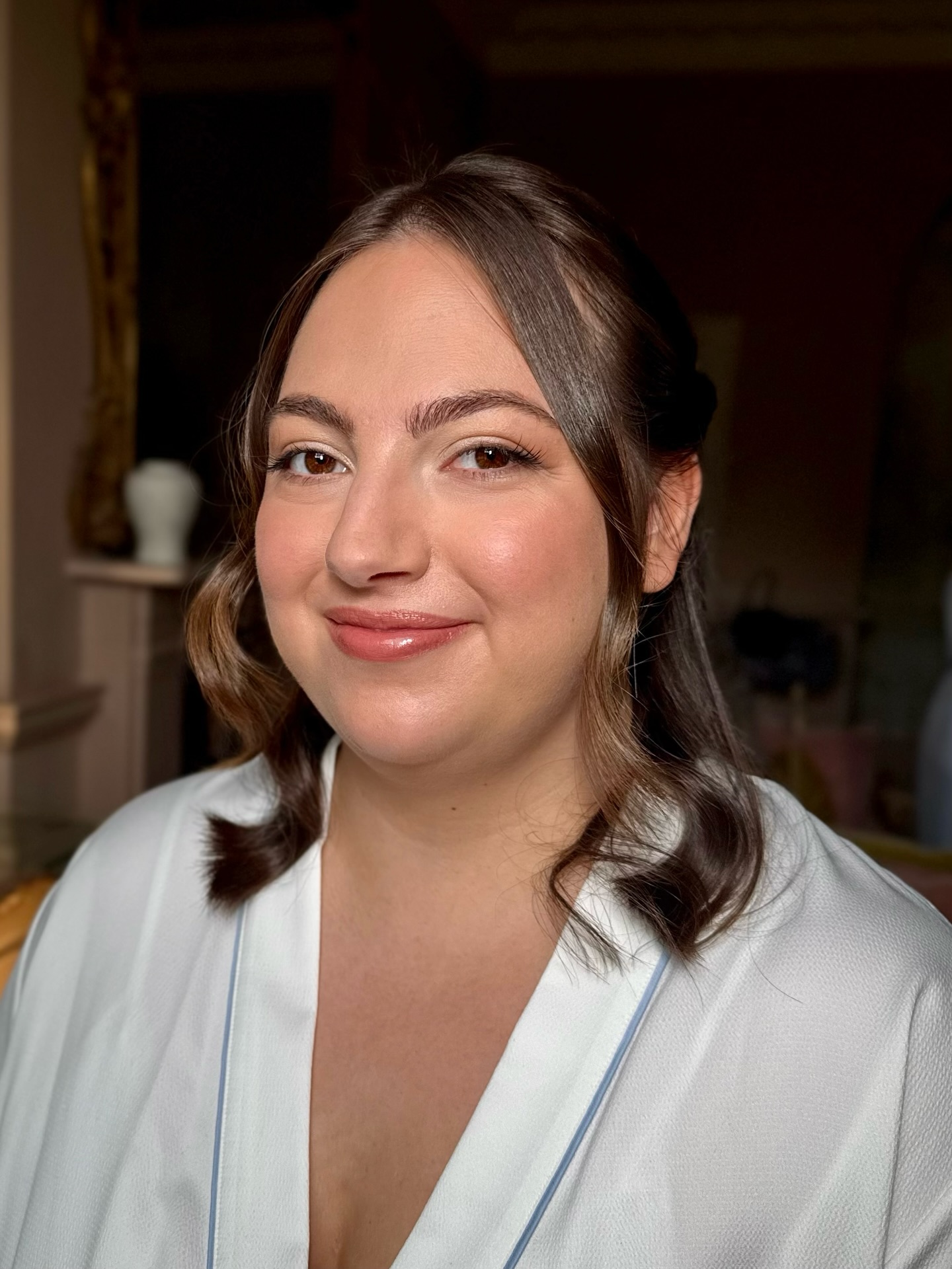 RACHEL🤍 My natural radiant bride to be🤍 This glam is for all the girlies who are more into the natural side of makeup yet still want to feel a little extra on their wedding day✨✨
The beauty of makeup is that it can be whatever you want it to be from natural, to soft glam to the fullest of glams!!
What’s my most common phrase to my lovely brides?
Your wedding day makeup naturally will always feel a little more than your usual and there’s few reasons why!!
1. Longevity - it needs to be able to withstand at least 15 hours, sweat and weather conditions
2. Photography - your makeup will always photograph slightly more natural, it also depends what style your photographer shoots in to also how your makeup picks up on camera
3. It’s not your every day makeup - you doing your own makeup vs a professional will not look the same. Even if we opt for your usual it will still be applied by different hands and also it’s your wedding day!! If you can’t be a little extra on your wedding day when can you?!🥰
Venue: @theorangerymaidstone