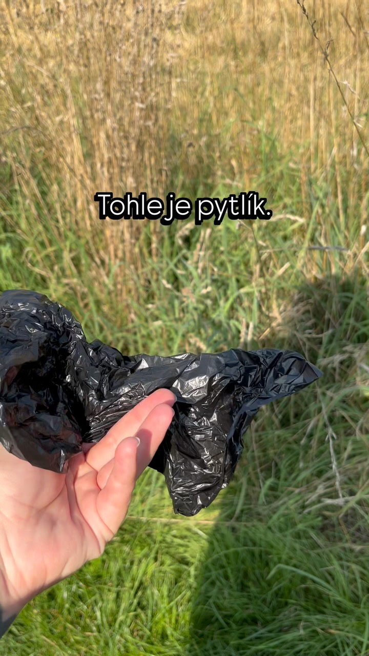 Dneska menší edukační okénko. Místo obrazu a kreseb Vám ukážu jeden fakt skvělý MUST HAVE (berme samozřejmě s nadsázkou ✌️🥹).
Všichni to známe. Všichni pejsci to dělají. Všechny nás to štve, když to potkáme. Co s tím?
Nespoléhej na sáčky u veřejných košů! Pořiď si domů svoje! 😂 tohle není žádná spolupráce, nebojte! 😂
Ale sakra, muže mi racionálně někdo vysvětlit, proč po svém psovi někdo nesbírá H? Čím sem starší, tím víc mi to přijde nechutné a otravné (potkávat je, ne sbírat samozřejmě).
U nás ve městě jsou třeba jen ty papírové pytlíky, které k smrti nesnáším. A víte jak to vyřešit? Ne nesbíráním, ale pořízením vlastních.
Už roky si domu 1x za rok kupuji balík černých pytlíku.
50ks stojí ❗️9,-❗️, při průměrném počtu odpadu z jednoho psa, to je cca 800 pytlíků na rok = 144,- ❗️
Pytlík se vejde do kapsy, do kabelky, do ledvinky a dokonce se dá připevnit i na vodítko.
Podrobný návod jak se exkrementu venku zbavit najdete ve videu, doufám, že to někomu pomůže vyřešit životní problém a začne po svém pejskovi uklízet 🤣 díky!
#pejskari #pejskaři #pejskaři #pejskaripraha #vencenipsupraha #vencenipsu #sackynaexkrementy #sackynabobky #sackynahovinka #pytlikynabobky #zodpovednypejskar #zodpovednypes #cistotnypes #edukacniprogram