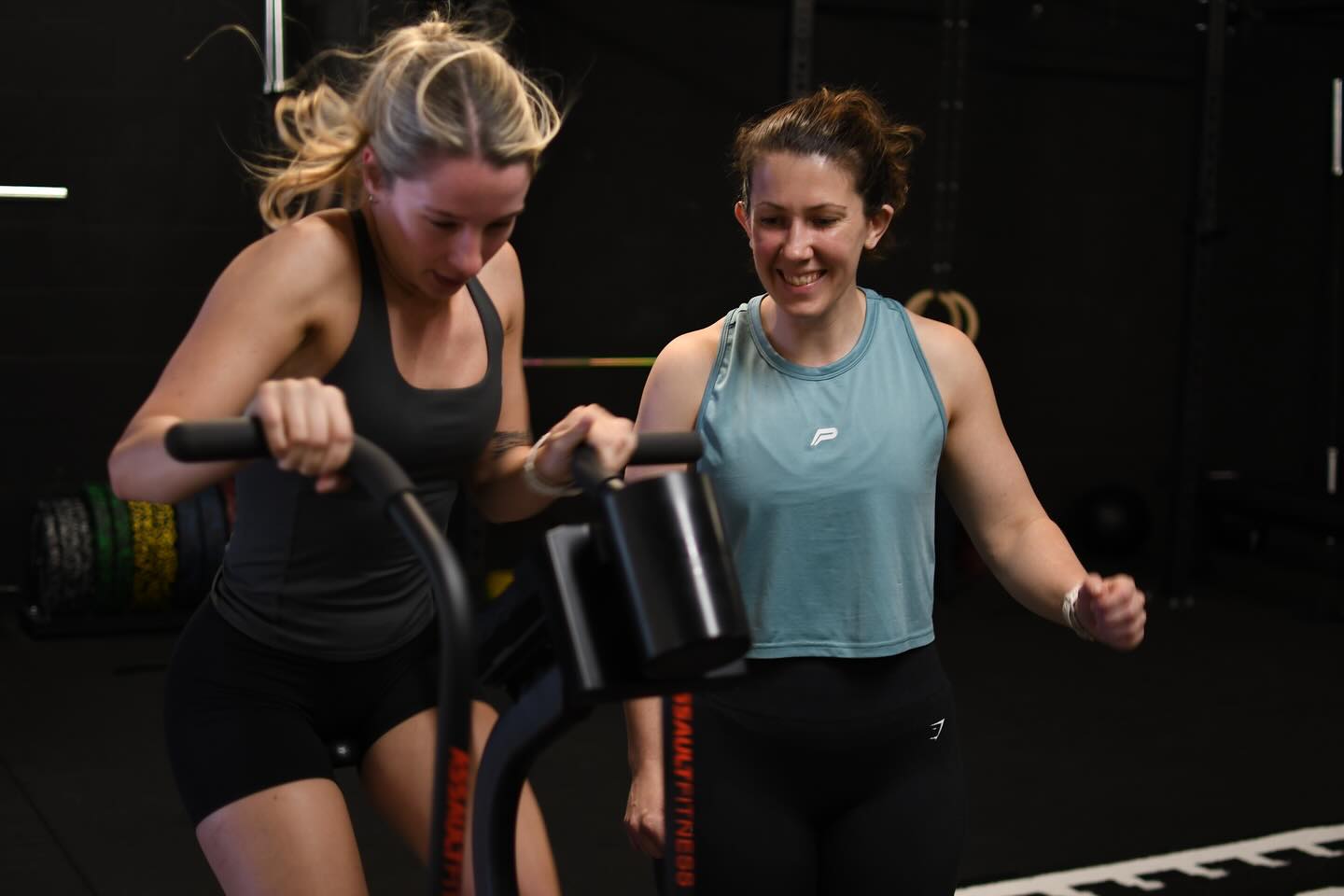 Engine Builder class this morning at @hyletefit had pairs sweating, strategizing, and possibly questioning their life choices 😅 Meanwhile, I just stood there with a brew, enjoying the chaos like a proud parent at a school play—if the play involved assault bike and mild suffering 💪🔥 #HyleteFit #EngineBuilder #CoachLife #IProgramYouPanic