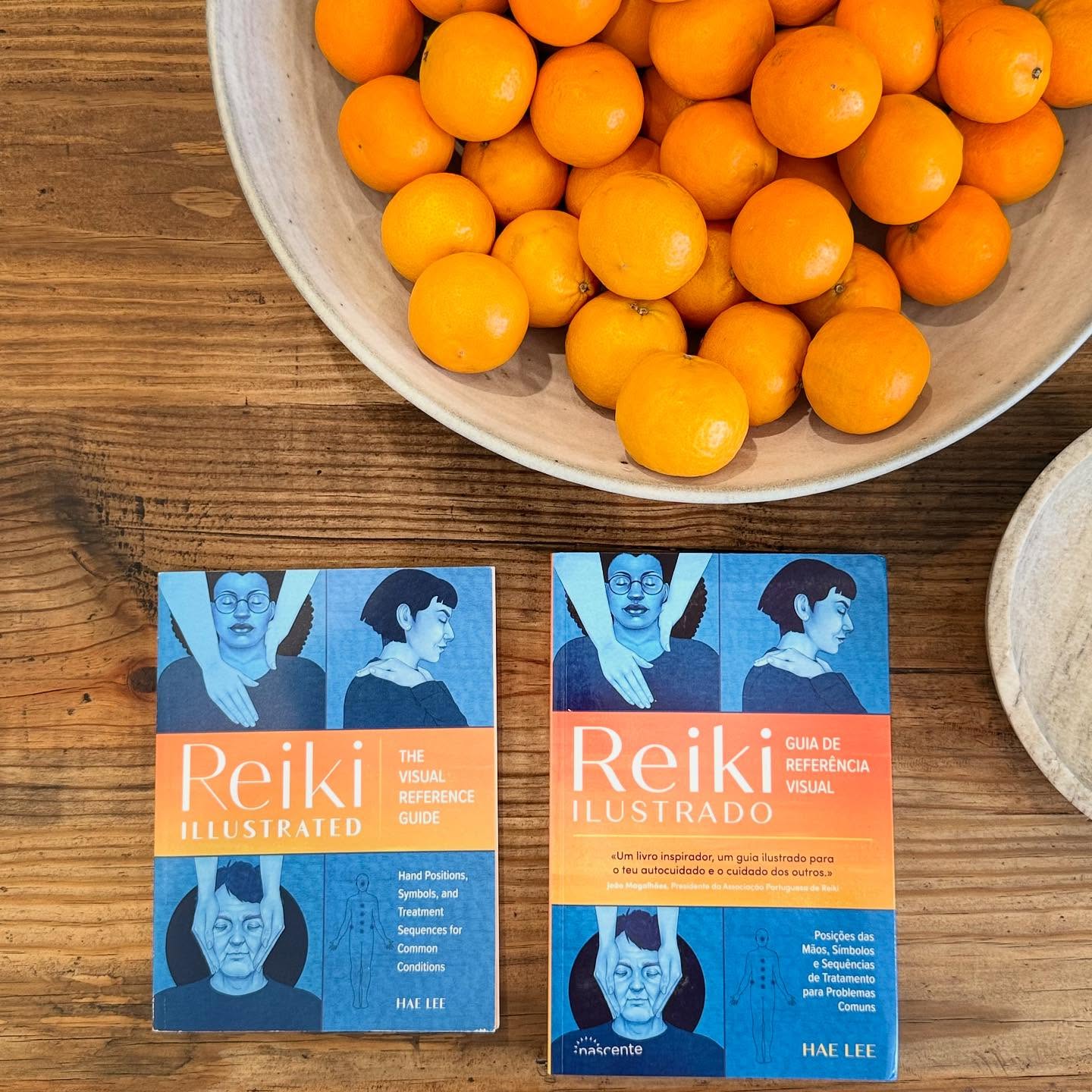 📙🍊Still feels surreal seeing my book Reiki Illustrated translated into Portuguese! It makes me want to visit Portugal or Brazil just to spot it in local bookstores in person, you know?!
Over the past 3 years, I’ve truly loved receiving messages from Reiki practitioners all over the world about this book. Sometimes I still forget, and can’t believe I actually wrote a book!! Forever grateful to @penguinrandomhouse for this once-in-a-lifetime opportunity and making me an author!
And oh, here’s a look inside the @ojaivalleyinn spa—absolutely divine in every way. Already looking forward to coming back 🍊🧖🏽♀️🧡
.
.
.
.
.
.
.
.
.
#reiki #energyhealing #penguinrandomhouse #reikimaster #reikiteacher #learnreiki #healingmodality #beyourownhealer #ojai #ojaivalleyinn #everythingisenergy #reikibook