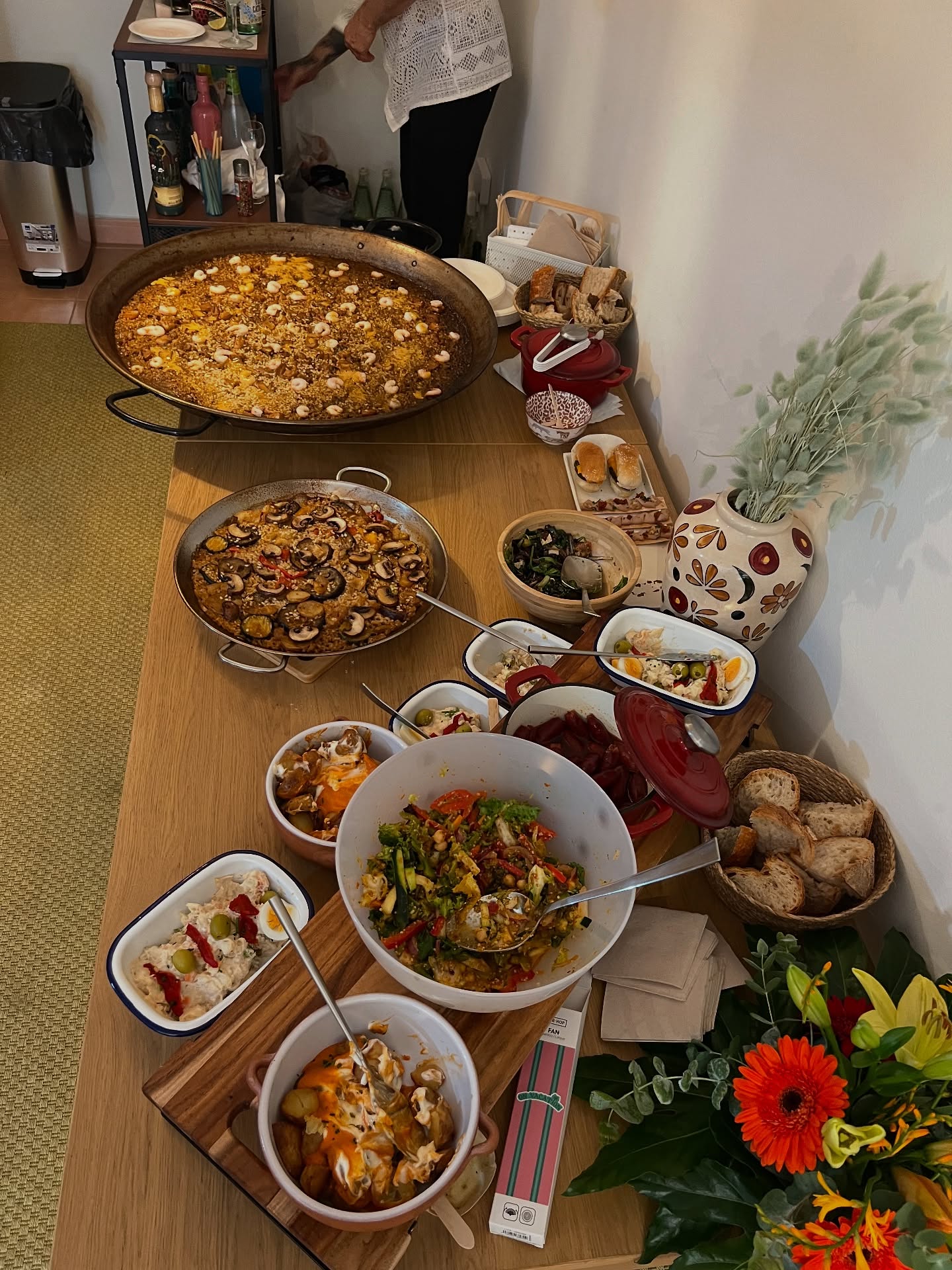 Hoy hemos llevado el sabor mediterráneo a otro nivel 🍤🌱
Un festín de tapas clásicas para abrir el apetito: croquetas cremosas, tortilla jugosa, patatas bravas con su puntito picante… y como plato estrella, ¡paella por partida doble!
🔥 Una vegana llena de color y sabor.
🔥 Otra marinera con gambas que quitaba el hipo.
The Fucking Catering: donde cada evento sabe a “¡quiero más!”.
#TheFuckingCatering #CateringBarcelona #Paella #PaellaVegana #PaellaDeGambas #Tapas #TapasEspañolas #CateringEventos #FoodieBarcelona #Sitges #CateringSitges #Gastronomia #CateringGourmet #MediterraneanFood #FoodieLife #PaellaTime #EventoConSabor #CateringDeLujo #CateringProfesional #PaellaLovers