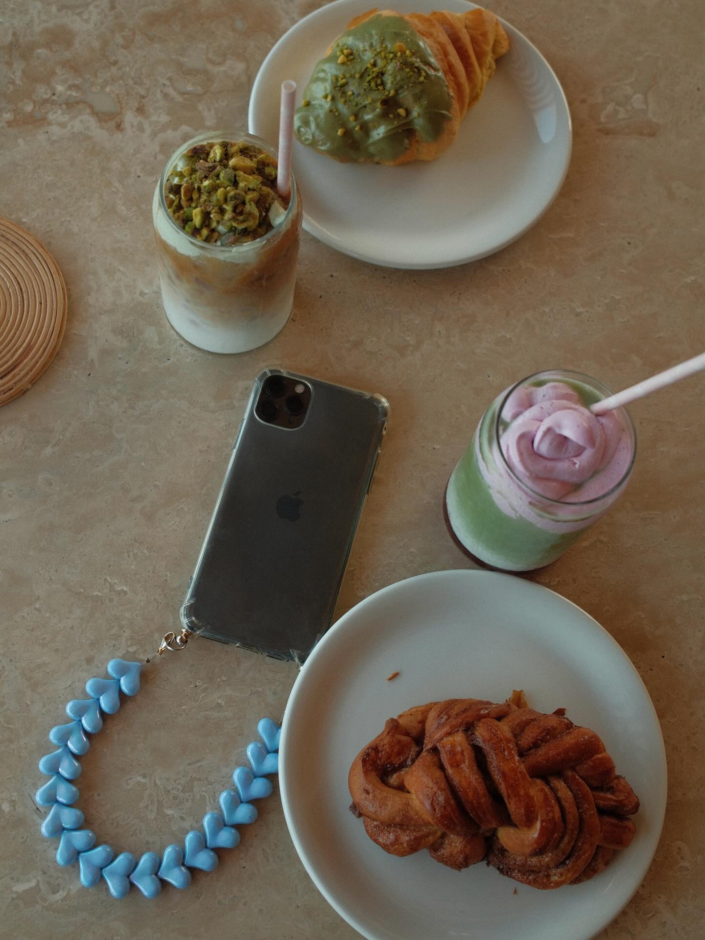 Coffee dates in style 🍵🥐 #beso #handmade #shiny #blue #heart #phone #cord #accessories
