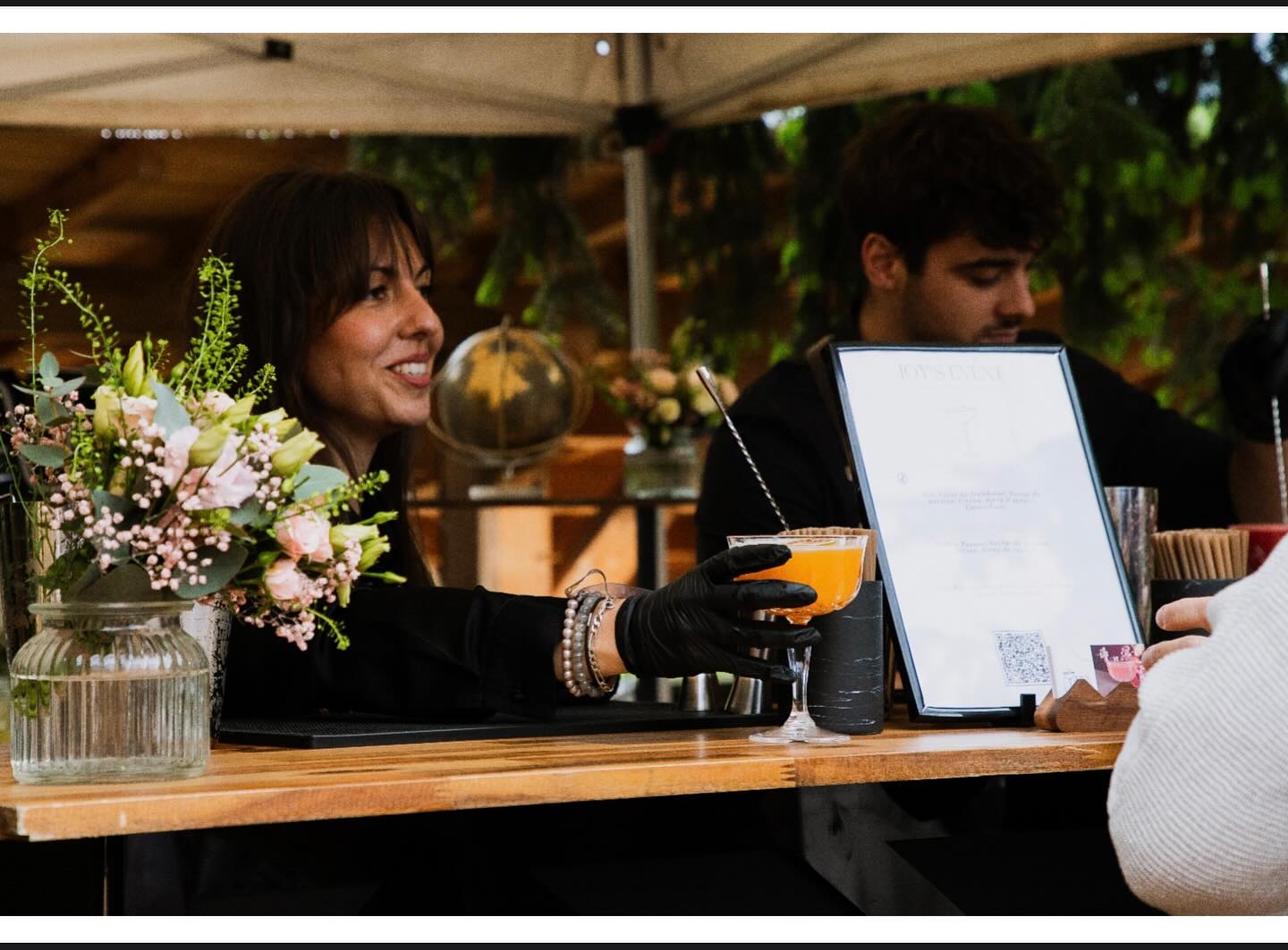Mariage de Lise et Rémi 💍
✨ Un mariage haut en couleurs, riche en émotions et en surprises ✨
Entre pluie, soleil et vent, nous avons eu droit à toutes les saisons en une seule journée 🌦️… mais surtout à un moment unique rempli de joie et de rires.
Un souvenir inoubliable : l’annonce émouvante de la mariée à ses invités… elle attend un heureux événement 💕👶
Merci à nos mariés pour leur confiance et pour nous avoir permis de faire partie de cette journée exceptionnelle. 😍
Nos cocktails ont accompagné le vin d’honneur et participé à sublimer ce moment de partage. 🍸✨
Chez Joy’s Event, nous créons des bars à cocktails sur mesure, pensés pour refléter l’histoire et l’identité de chaque couple. Parce que votre mariage mérite une expérience unique, festive et élégante, à votre image.🌈
👉 Et vous, êtes-vous prêts à surprendre vos invités avec un bar à cocktails qui marquera leur mémoire autant que la vôtre ?
#Cocktails #WeddingCocktails #BarACocktails #Mariage #WeddingInspiration #VinDHonneur #WeddingPlanner #Mixologie
📸 @_eli_photographie_
🏰 @domaine_de_montfriol
💐 @melodine.artisan.fleuriste