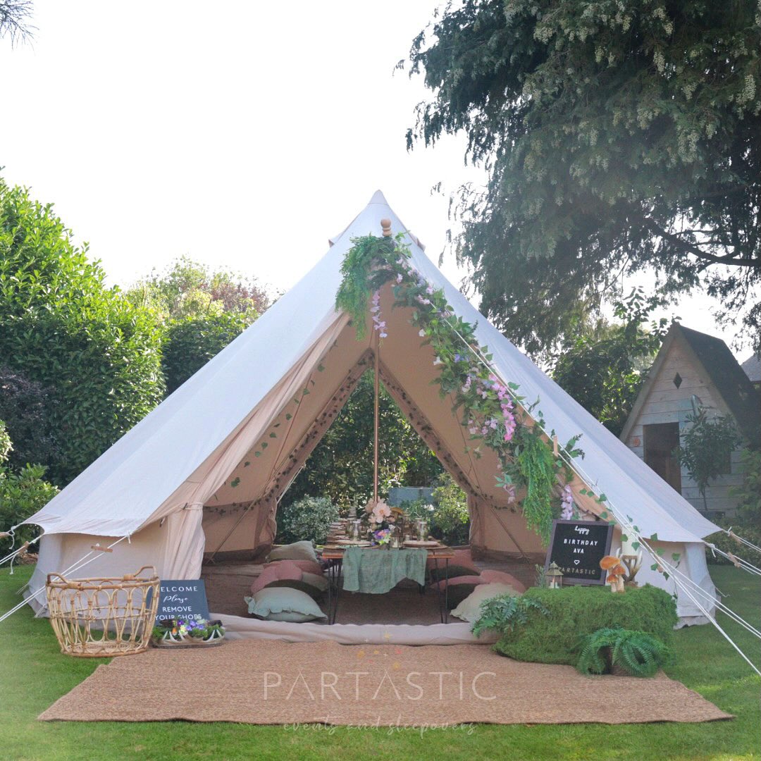 Woodland themed picnic 🌿🐿️🍄
.
.
.
.
#guildfordmums #guildfordbusiness #kidsideas #kidscelebration #surreykids #kidspartyideas #surreymums #surreysmallbusiness #partyideasforchildren #birthdayideas #kidsparty #picnicpartyhire #eventstyling #popuppartyhire #birthdaypicnic #popuppicnic #tablestyling #woodlandparty #intothewoods #partyfairies