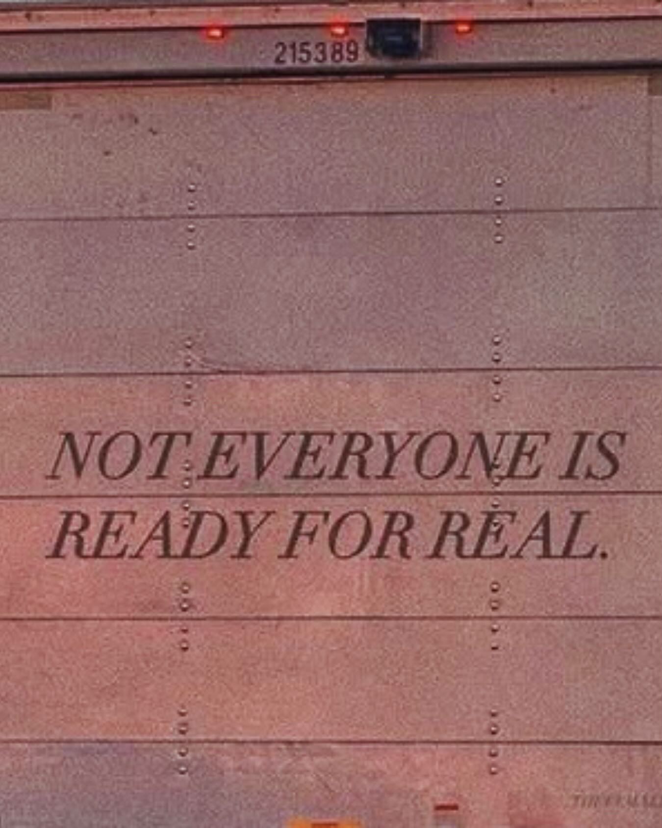 Lidt om 💗 og forpligtigelse…
I denne uge, passerer solen 29 GenNøgle, der udfordrer os ved at spørge:
Er der noget, du gør lige nu på en halvhjertet måde?
Hvis der er noget - måske er det et forhold, så kan dit halvhjertet engagement betyde, at du lækker værdifuld energi.
Følgende tekst er et uddrag fra mit E-hæfte: GenNøgle Startguide, som omhandler denne uges tema:
“At hæve din frekvens – at gå fra skygger til gaver – kræver commitment, altså et helhjertet engagement og en stærk forpligtelse. Hvis du holder dig tilbage, bekymrer dig om dine valg, fokuserer på succes eller fiasko, giver op for tidligt eller i det hele taget ikke stoler på livets vej, vil din selvudviklingsrejse blive lang og opslidende.
Der er enormt meget at vinde, hvis du lærer at følge dine beslutninger til dørs.
Forbind dig til din indre livskraft og sig JA til livet – for det er netop din vilje og dit commitment, der bærer dig sikkert gennem afgrunden af nye, ubetrådte veje.
Hemmeligheden er at fokusere på den energi, du investerer i alle dine handlinger. Start gerne i det små: engagér dig fuldt ud i dine morgenritualer, dine arbejdsopgaver, når du bager en kage, besøger en du holder af, har sex eller vasker op. Begynd her, og bliv god til at committe dig til livet.”
🔸🧡🔸
______________________________________
#29gennøgle
#gennøglestartguide
#hologenetisklæsning
#selvbevidsthed
#alignment
#essens
#frekvensarbejde
#autencitet
#vibration
#bevidsthedsarbejde
#selvudvikling
#kærlighed
#kenddigselv
#selvomsorg
#hjertesager
#solarplexusevolution