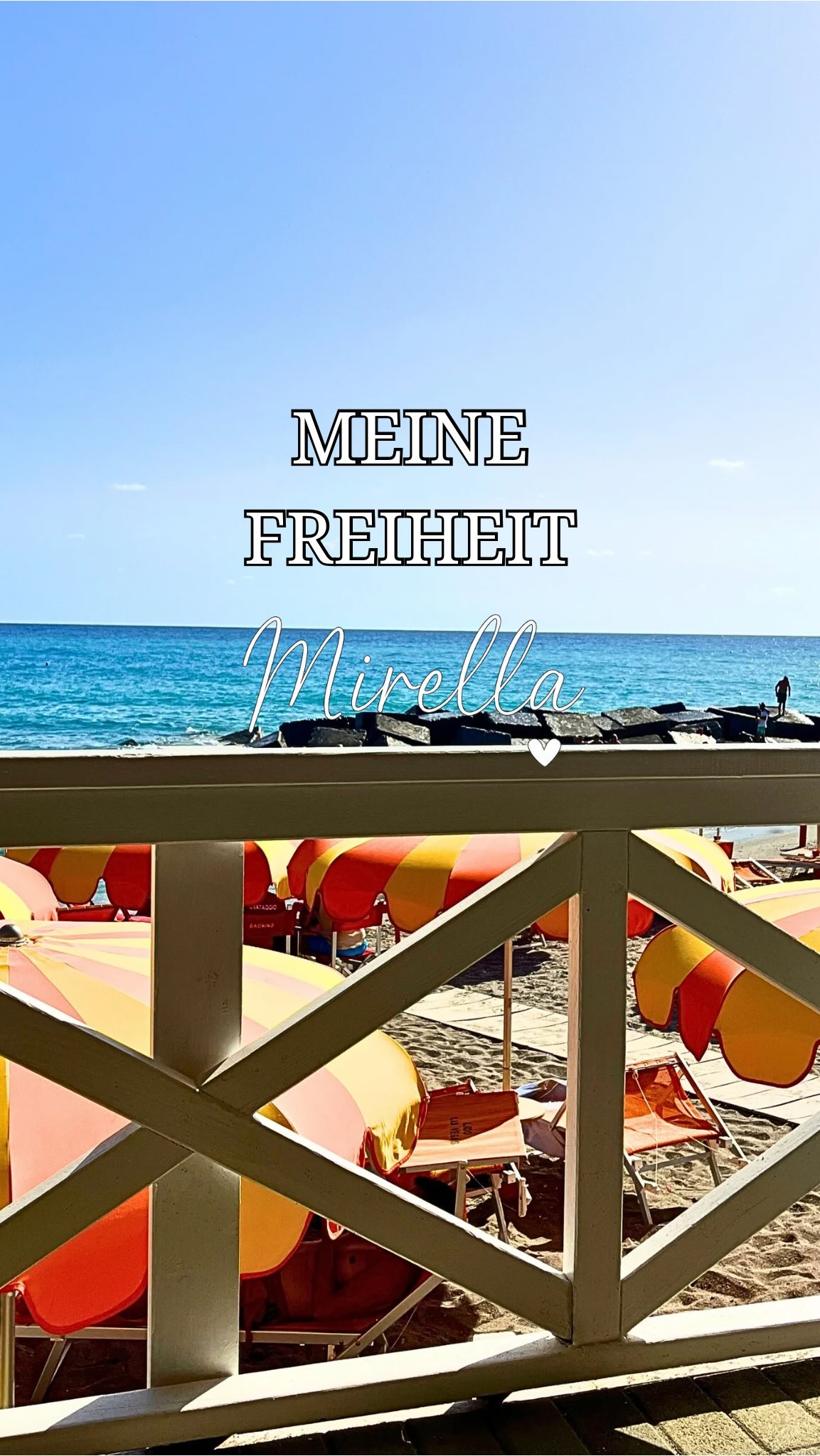 Freiheit ist nicht laut.
Freiheit ist das leise Gefühl, morgens barfuß auf die Terrasse zu treten und die Sonne zu spüren.
Es ist der Duft von Salzluft und frisch gebackenem Brot.
Es ist, wenn niemand fragt, was du hast – sondern wie es dir geht.
Hier lebe ich sie… meine Freiheit.
Jeden Tag ein bisschen mehr.
Weil die Menschen hier noch Menschen sind – mit Zeit im Blick und Herz im Gespräch.
Weil man hier wieder spürt, was wirklich zählt:
Echtheit. Ruhe. Miteinander. Leben.#neuanfang #mirellagoesitaly #italy #kalabrien #mutzurveränderung #auswandern #fernweh #gedankenundgefühle #mirellagoestoitaly