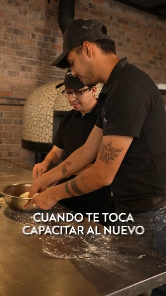 👨🍳🔥 Nuestro nuevo talento está aprendiendo. ¡Pero nuestras pizzas siguen siendo nivel experto!
😋 Ven a comprobarlo tú mismo.
📍 Acércate a Pizza & Totó o haz tu pedido por Uber Eats o Rappi.
.
.
.
#ComidaItaliana #CocinaItaliana #ItalianFood #HealthyEats #ComidaSaludable #Foodie #DulceTentación #SaborÚnico #PizzaLovers