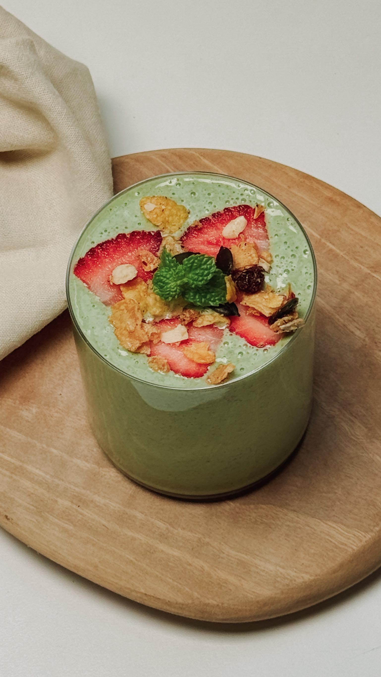 SMOOTHIE VERT 🌱🥭🥤
- ÉNERGIE VERTE 🌿💪
- FRAÎCHEUR HEALTHY 🍃❄️
- LE BOOST ANTI-CANICULE 🥗☀️
✨ Idéal en période de fortes chaleurs, ce smoothie sans gluten est une véritable source de fraîcheur et d’énergie ! Grâce à la banane riche en potassium, aux épinards pleins de fer et de vitamines, aux graines de chia gorgées d’oméga-3 et aux flocons d’avoine rassasiants, il nourrit ton corps tout en légèreté.
INGRÉDIENTS :
1 banane
Une poignée d’épinards
1 cuill. à soupe de graines de chia
1 cuill. de flocons d’avoine (sans gluten)
1 cuill. à soupe de beurre de noix
1 tasse de lait d’amande
PRÉPARATION : Mixez le tout dans un blender. Versez dans un verre et ajoutez vos toppings préférés : fraises fraîches et @lesgranolasdejenny pour une touche croustillante et gourmande ! 😋
💡 Astuce fraîcheur spéciale canicule : Ajoutez quelques rondelles de concombre et quelques feuilles de menthe pour un smoothie encore plus désaltérant et parfumé. 🌿🥒
#lesgranolasdejenny #granola #glutenfree #swissmade #switzerland #sansgluten #healthyfood #healthybreakfast #greensmoothie #smoothierecipe #smoothieinspo #smoothieoftheday