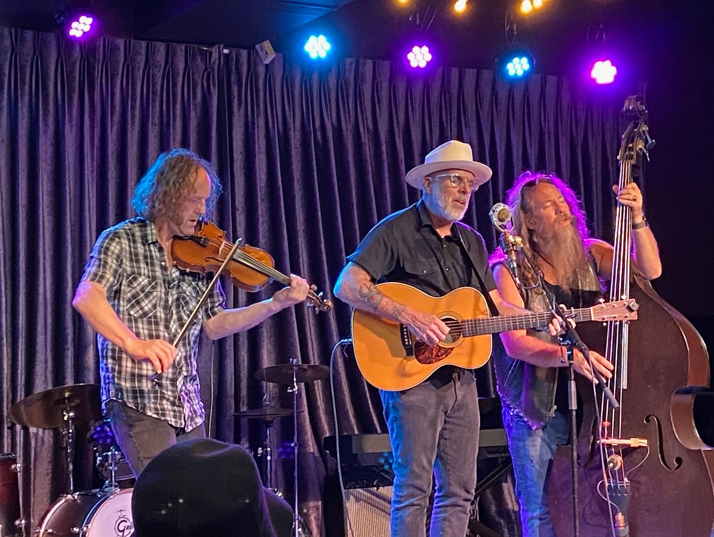 Thank you @redbirdlive for an exceptional evening at your venue. Packed house and record record sales playing with @johnworthannam and @scottthefiddler.
Rounding the bend on the #sidemantour2025
Thanks again to @karinavalleau for the constant support and stream of photos that capture our #gigcation together.