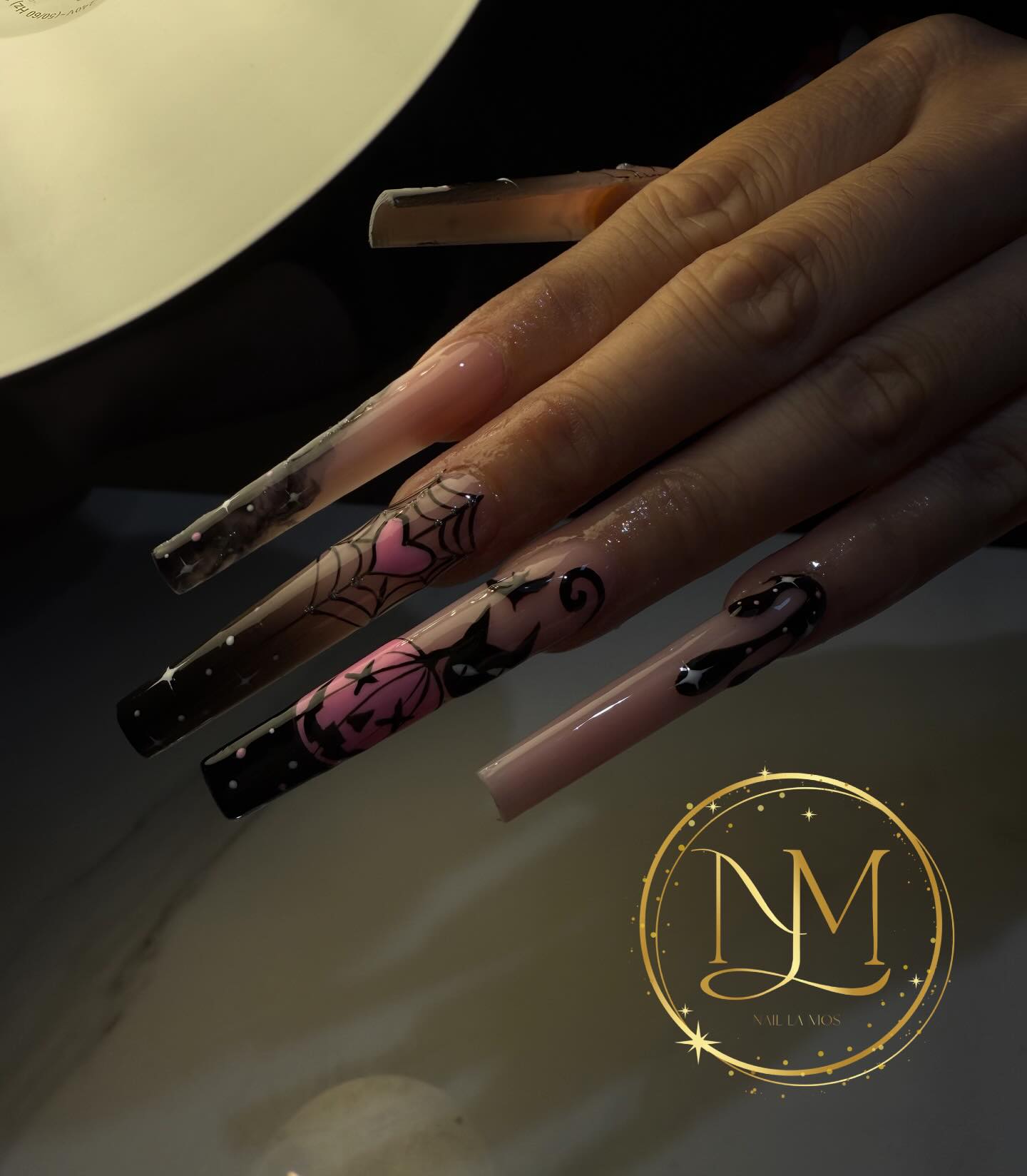 “💅 Der Countdown läuft – nur noch wenige Tage bis zum Grand Opening am 18.08. 🎉
Diese traumhaften Designs von Ricky zeigen, wie faszinierend lange Nägel & individuelles Design sein können.
Kommt vorbei und lasst eure Nägel zu einem Kunstwerk werden – bei Nail La Mos. 💖
#NailLaMos #GrandOpening #Nageldesign #LangeNägel #NailArt #NagelstudioKempten #NailTrends2025 #PastelVibes”