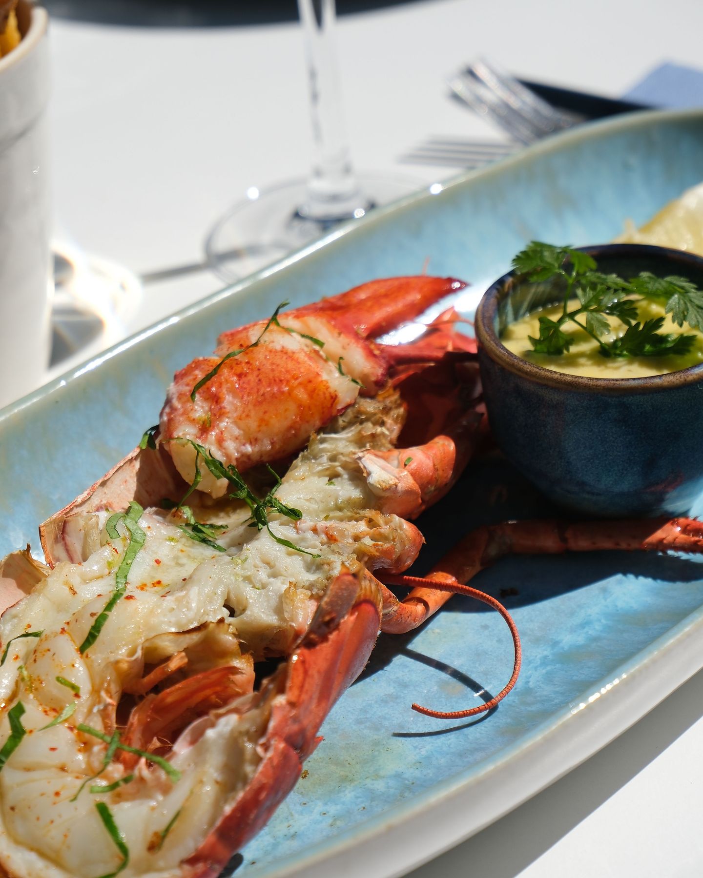 Savourez notre homard entier rôti au beurre demi-sel, accompagné de frites fraîches maison et d’une béarnaise onctueuse. Ce plat incontournable aux saveurs marines vous attend ! Réservez une table 🍽️