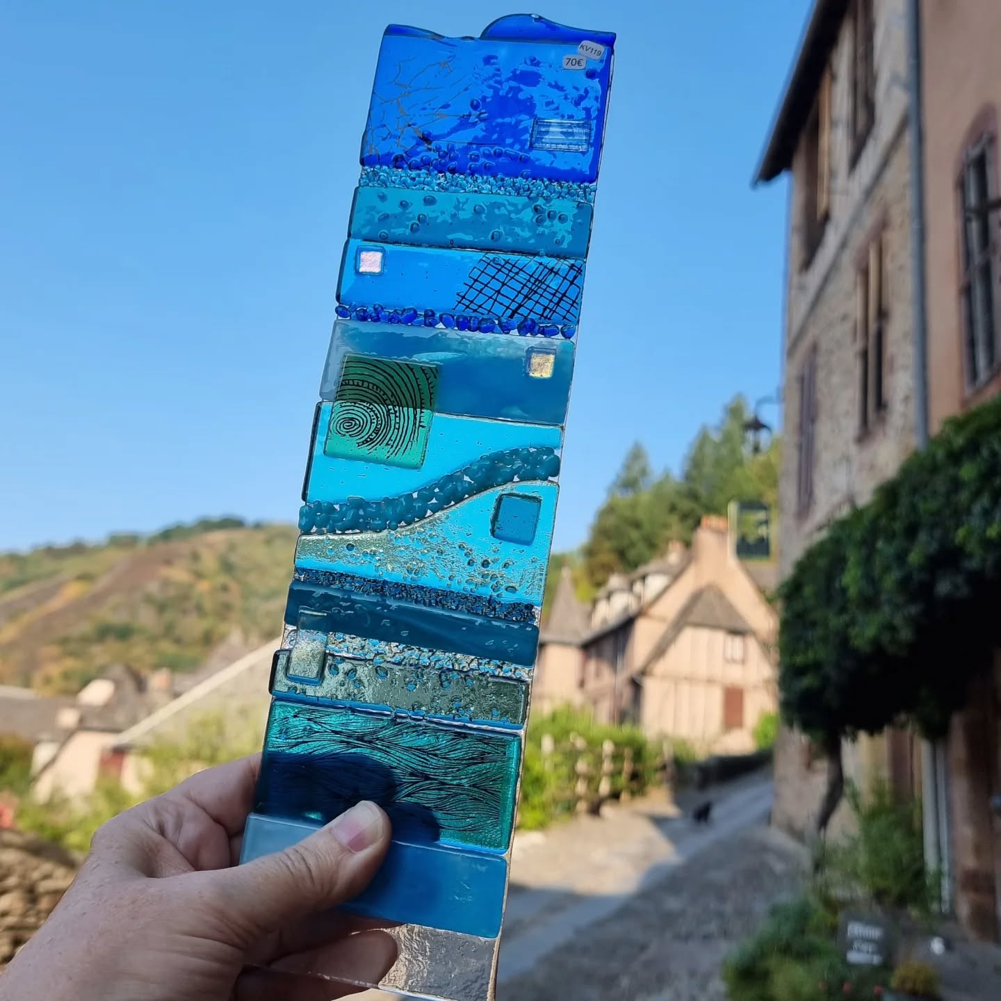 Encore une belle journée ensoleillée à Conques ! Et une nouvelle pièce de Karen @la_vidalerie
O'Fil de l'Art est un collectif de 6 artisans et artistes locaux ; venez nous dire bonjour.
#conques #conquestourisme #verrefusionné #boutiquecréateurs #fabriqueenaveyron #artisancollective