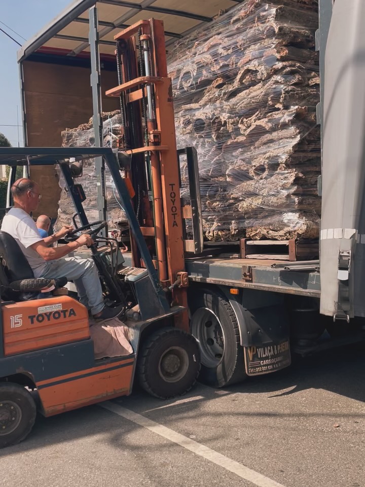 Pallets out | Pallets in
Pallets sent to thermal shock treatment (phytosanitary) back in our facilities and later pallets loaded into a 20’ container (tubes and branches)
#scorkbark #corkbark #kurk #corcho #corktubes #corkround #reptile #orchid #tillandsia #tarántula #isopod #ballpythonmorph #amphibians