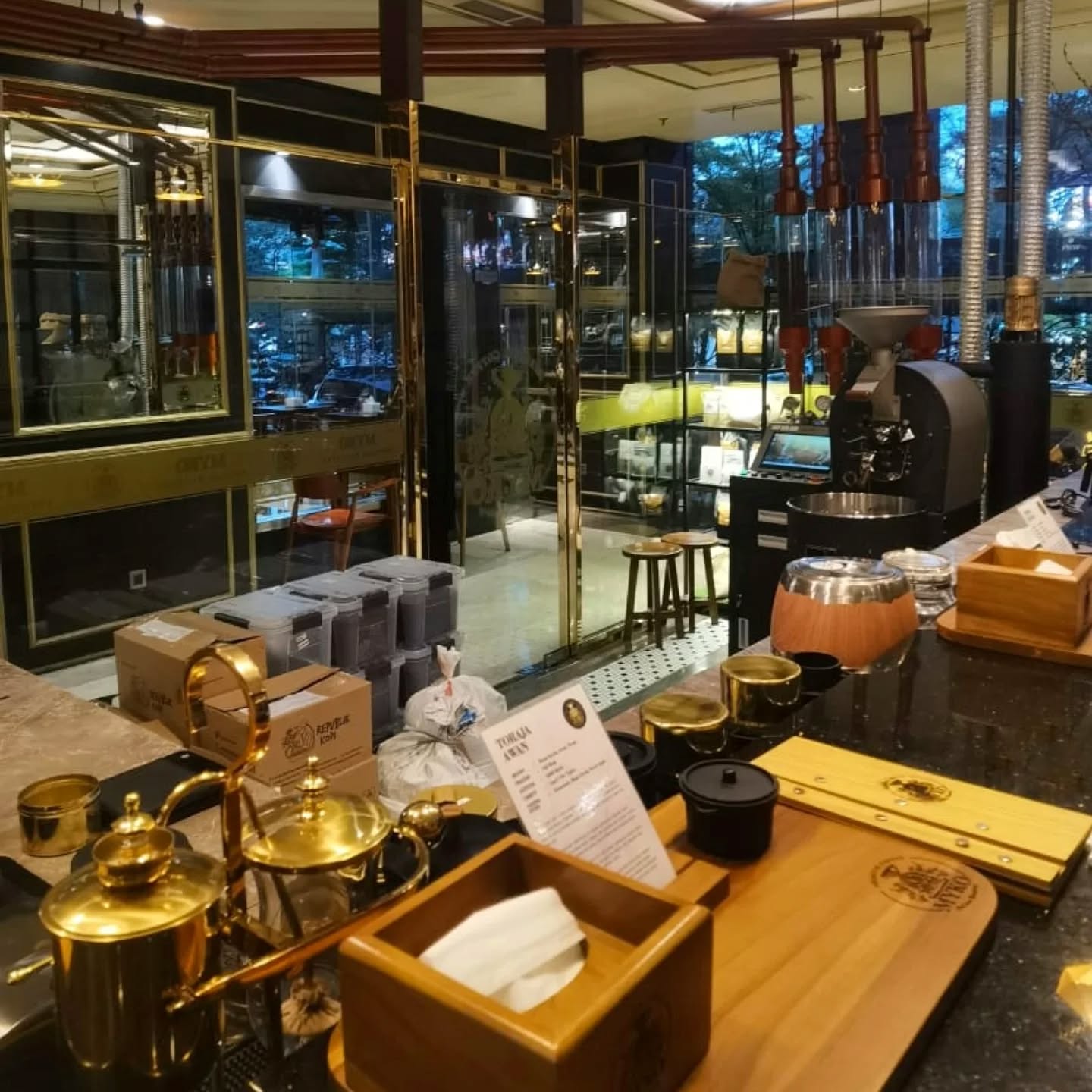 Classic yet elegant roasting set up by @mykocafe.makassar @hotelmykomakassar