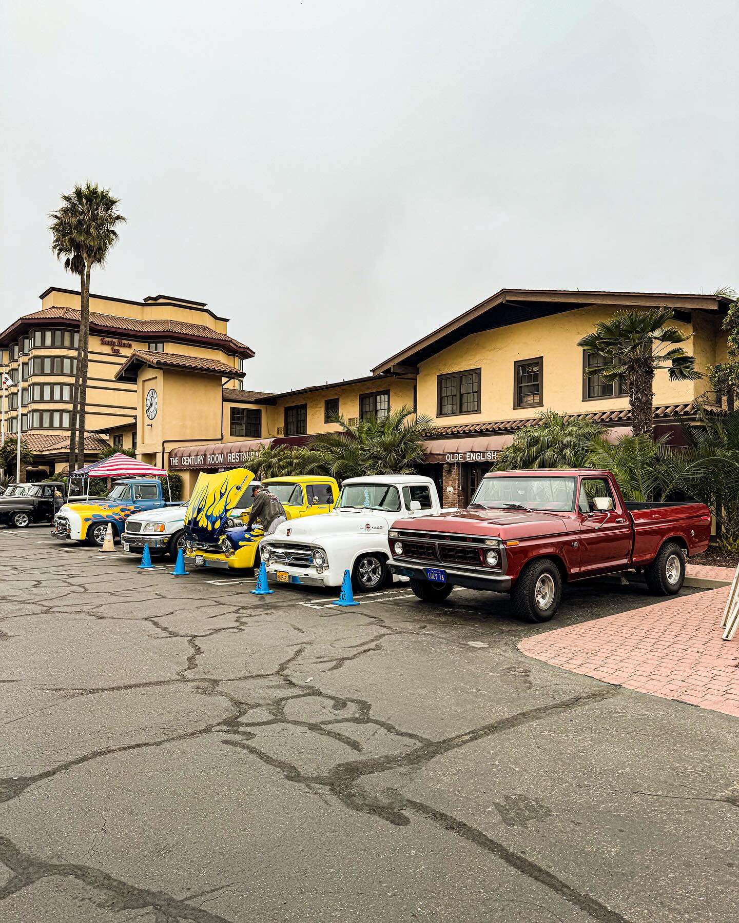 @pickupslimitedpv lined up at @santamariainn_hotel_ getting ready the @northsouthrun mystery cruise