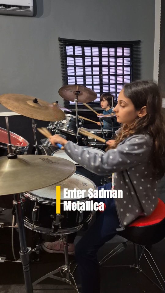 🎸 Aula coletiva com o Prof. Vitor na área!
A galera mandou ver em Enter Sandman do lendário Metallica, um desafio e tanto, mas que nossos alunos encaram com garra e muita música! 🤘🔥
#BravoAcademiaDeMusica #AulaColetiva #Metallica