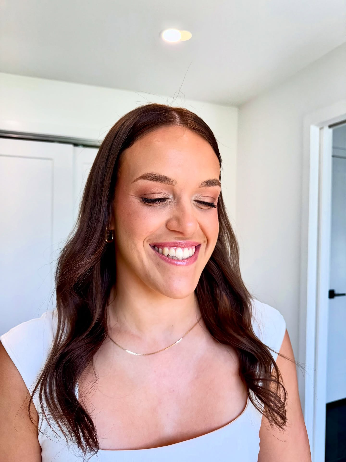 Your bridal makeup trial isn’t just a sneak peek—it’s the blueprint for your wedding-day look. 💄✨ It’s the time to experiment with colors, textures, and styles so you know exactly what makes you feel like you on your big day.
A good trial helps you avoid surprises, fine-tunes the details, and gives you confidence that your makeup will last from first look to last dance. Think of it as your personal rehearsal… but way more glamorous. 🥂