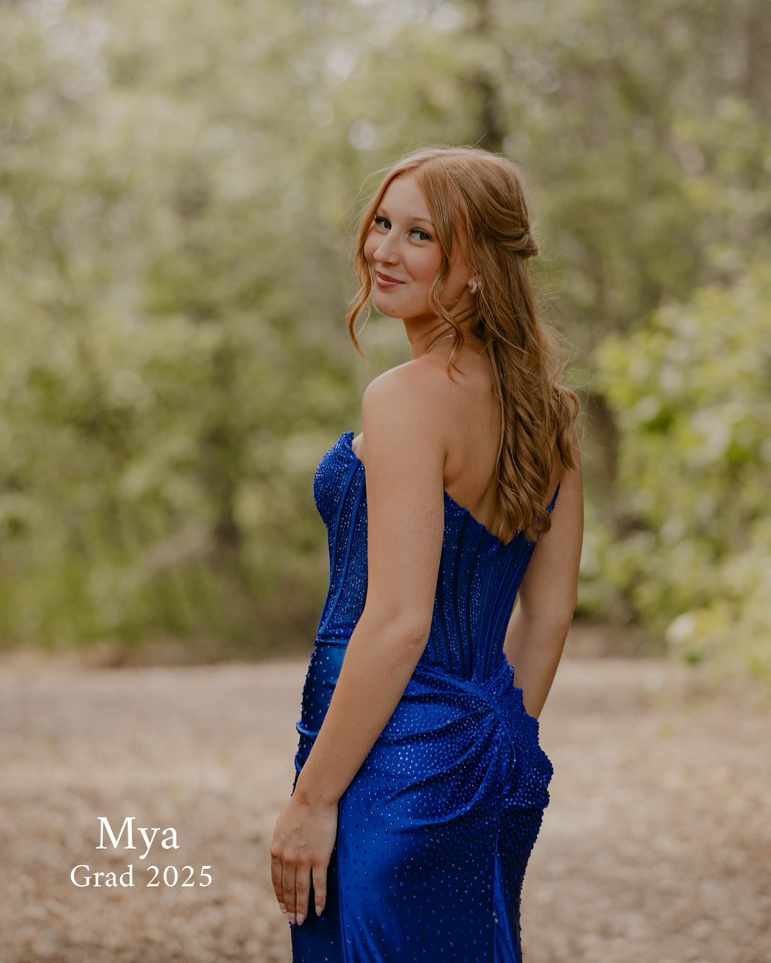 Mya - Graduation 2025 🎓💕
#mbphotoandvideo
Mya’s graduation day was a blustery one, but we found shelter from the wind in a pretty treed area of her family’s yard. It was such a happy day for them all—you can see the joy shining through in these photos. 💕