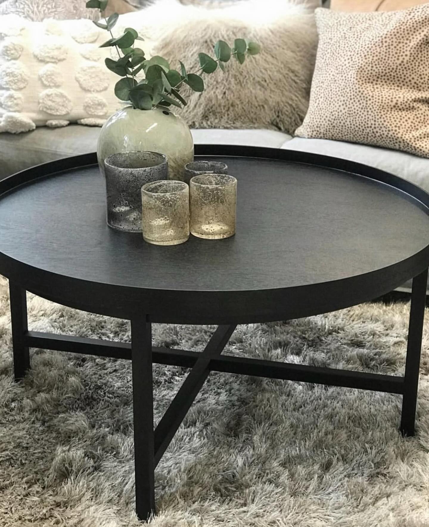 Vår storsäljare brickbordet JABOULET finns i fyra storlekar; 60, 90 och 120cm i höjd 46cm. Det finns även som sidebord 45cm med höjd 63cm.
Nytt för i höst är att vi tagit fram JABOULET FLAT som betyder att kanten på skivan är borttagen.
Borden finns hos våra återförsäljare i svart, mörkbrun och natural wood.
Prisexempel: 90cm 3995.-