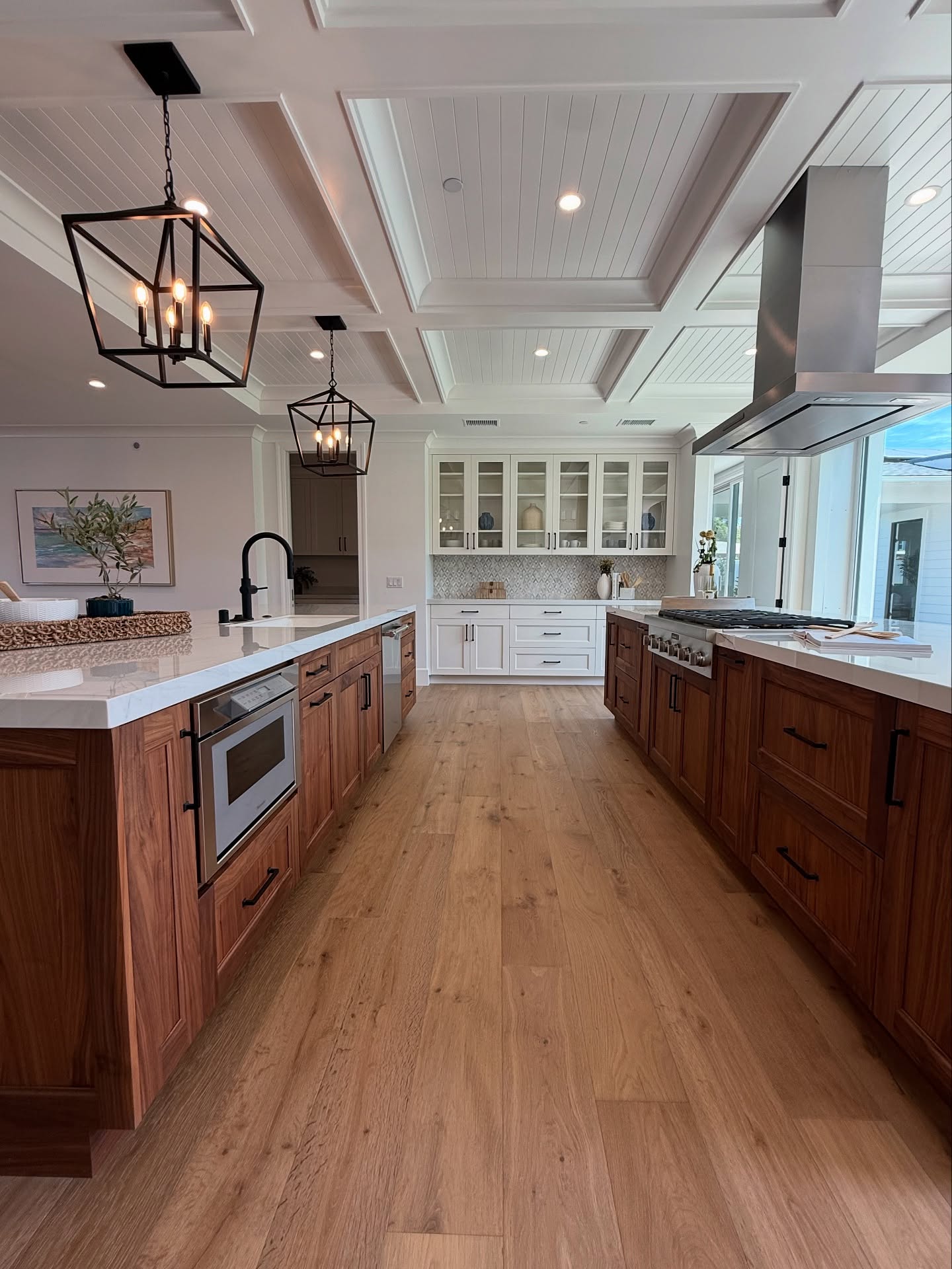 Swipe to see our latest project in Coronado! 🤩
From every angle, this kitchen feels so warm and welcoming. Two big islands, a fridge that blends right in, double oven, and the perfect mix of painted cabinets with natural walnut from Bellmont.
Which feature would you love in your kitchen? 💭
#coronadoisland #sandiegohomes
@bellmontcabinets