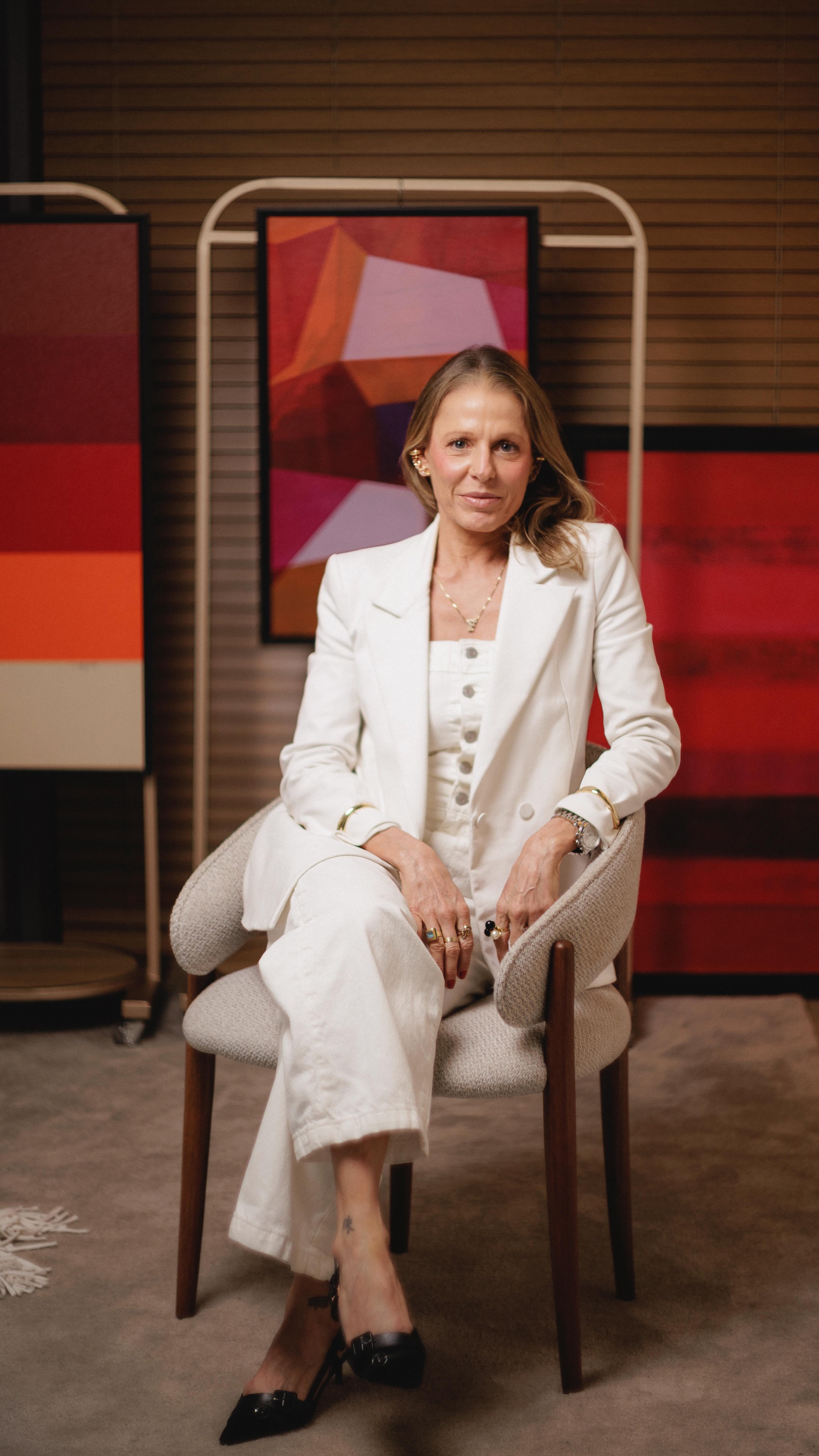 Quando a cor é gesto e o gesto é dança 🖌✨
No CasaHall, @fabiloos apresenta sua pintura abstrata, onde o geométrico se encontra com composições vibrantes e cheias de energia.
Sua obra, marcada pela intensidade cromática, se conecta de forma natural ao tema da DW! Tour Balneário Camboriú 2025, provocando sensações e despertando vibrações positivas no público. 💛
🗓️ 19 a 22 de agosto de 2025
📍 CasaHall Design Shopping | Av. do Estado Dalmo Vieira, 4770 - Estados, Balneário Camboriú - SC
👉 Programação em dwsemanadedesign.com.br
🎥 @joao.pedro.varela
Agradecimento especial à @spenglerdecor