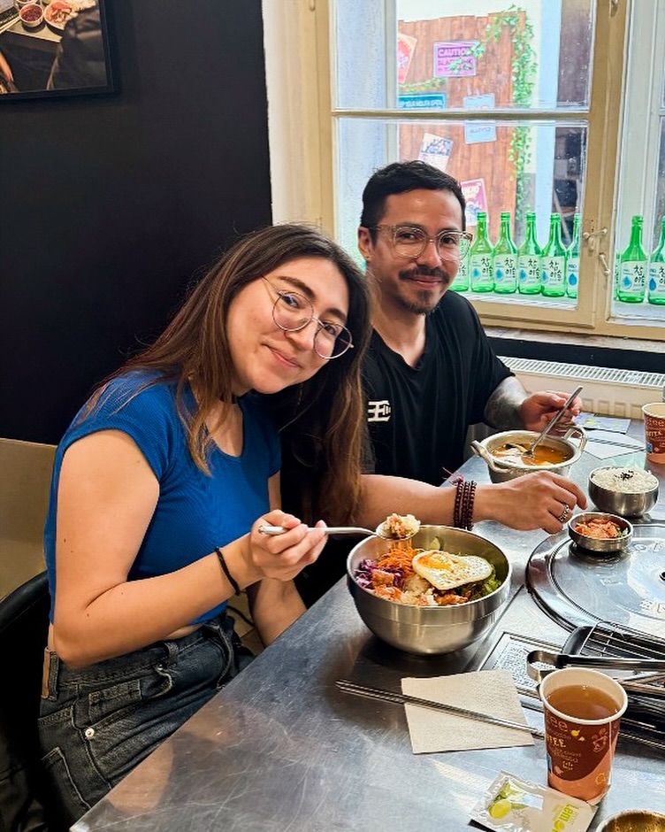 Seoulmates enjoying free lunch at GGOGI 🥰💚
#KoreaTownPrague #praha #prague #praguetravel #trip #koreatown #hostel #hotel #solotravel #beststayinprague #backpackerlife #travelwithfriends #budgettravel #프라하 #프라하숙소 #프라하맛집 #프라하호스텔 #bibimbap #koreanfood