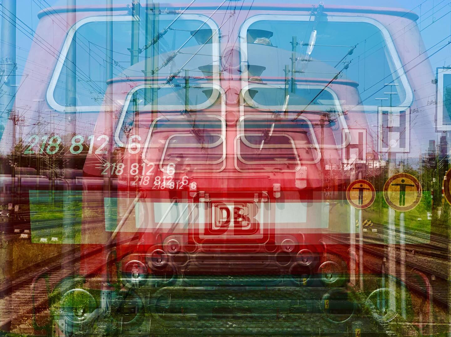 * VORSICHT AN DER BAHNSTEINKANTE * #experimentellefotografie #multiexposure #nophotoshop #incamera #mehrfachbelichtung #visualart #fineartphotography #abstractart #inmotion #experimentalphotography #motion #fineart #ilovehannover #artography #camerapainting #sun #lettherebelight #shadows #sunlight #celebrationoflight #ontheroad #deutschebahn #bahn #train #drivebyshooting #red #sunlover #bahnhof
