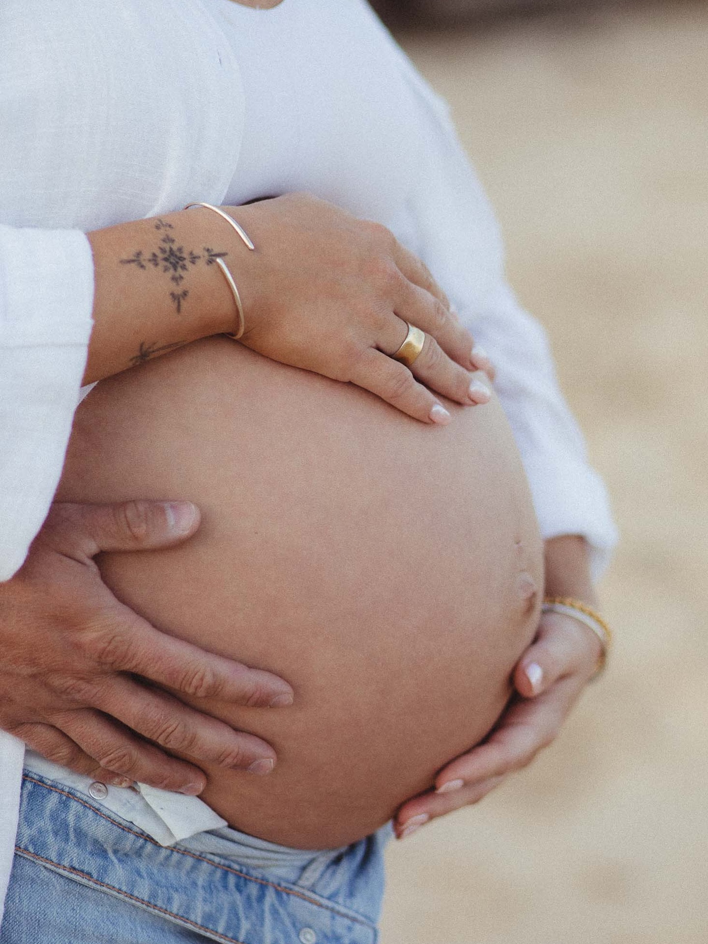 Quite literally the whole world in your hands 🤍
This beautiful bump was 35 weeks along - the sweet spot for a maternity photoshoot. I usually recommend booking somewhere between 30–36 weeks so your bump is perfectly round, but you’re not cutting it too close to your due date.
Thinking about a maternity shoot? Drop your questions below 👇🏻