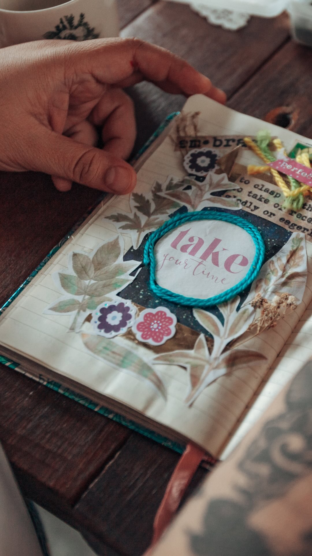 ✨ Last Thursday I joined an Art Journaling with @wildlycreativewellness — and it was such a precious reminder: when we express our feelings through art, without judgment, without the pressure to “make it pretty” or “be professional,” something inside us finally finds room to breathe. 🎨💫
This practice is pure mindfulness: being fully present in the here and now, hands moving, heart open. A simple yet powerful way to relax, connect within, and let creativity become a path of self-care. 🌿🕊️
👉 Have you ever tried Art Journaling or another creative practice just for your own well-being?
If you feel called to explore this practice, I couldn’t recommend Vicky enough — her guidance makes the journey even more special. ✨
#Mindfulness #journalinspiration #journalcommunity #artjournal #inspiration #arttherapy