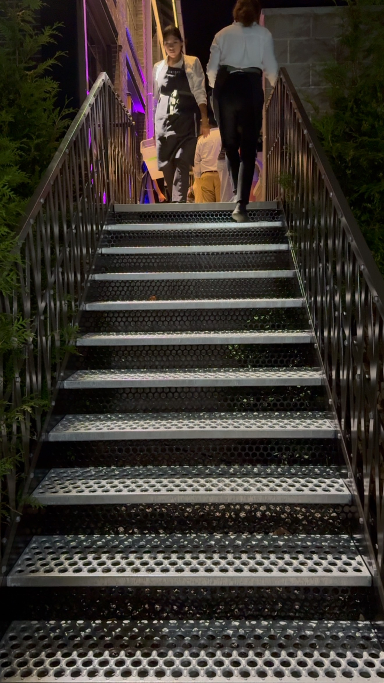 Shadows, steel, and the rhythm of service
.
.
#luxurylifestyle #greatclients #finehomebuilding #archdaily #archilovers #customhomes #coastalliving @ospreybarns #customstairs #industrialvibe #homeentertaining #jazzparty
.
.
@andrewbartolotta_aia