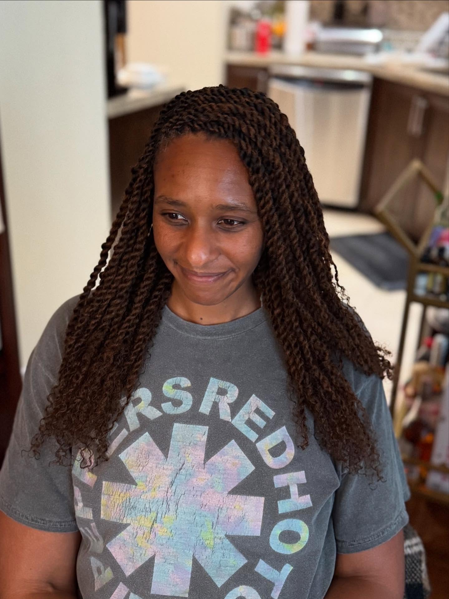 Small twists, big impact! Get into the QVR human hair look. Book now, link in bio!