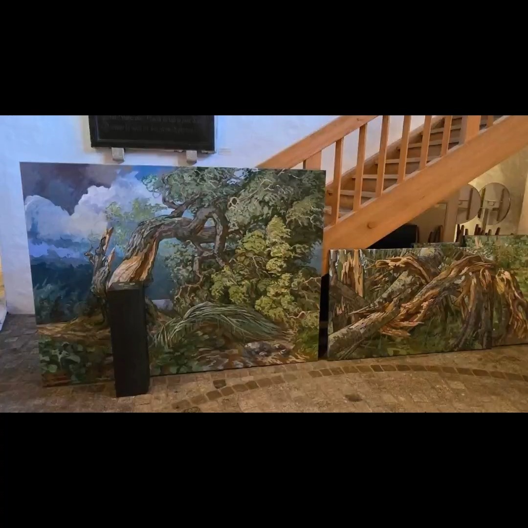 GRNGSPITZ - Bernard Bailly, Janet Bailly, Josiane Guilland
Musée de Morat
Jusqu'au 14 décembre 2025
LE CYGNE MENACÉ : Le Cygne menacé est un tableau de Jan Asselin exposée au Rijksmuseum à Amsterdam. Le cygne de cette exposition de Morat : c’est le peintre Bernard Bailly lui-même.
Bataille, combat, cassure, rupture, force, puissance mais aussi souplesse et fragilité. Grands tableaux dramatiques articulés autour de quatre éléments : le cygne, maître des lieux, la fable de Jean de la Fontaine « Le Chêne et le roseau », les racines à Auvers et le peintre sur le motif, les pieds dans l’eau.