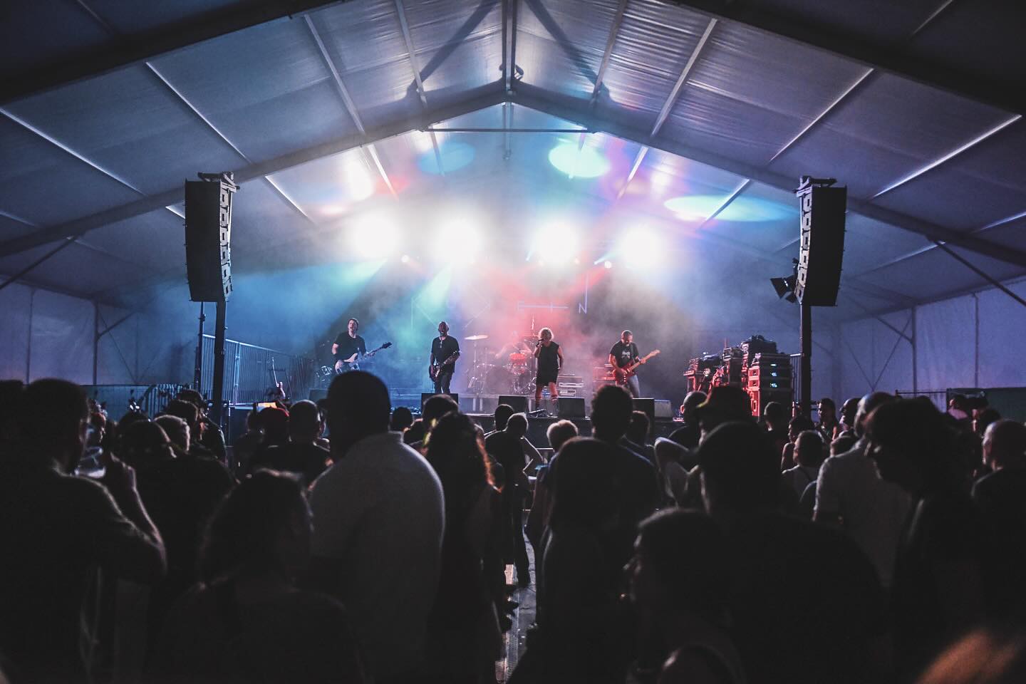 ESKERRIK ASKO ONDARRU!
Atzo beste behin azkenekoz Portuko Ranoin sentitu genuen energia eman zeniguten. Oso eskertuta oraingo honetan ere! Etq plazer hutsa Delirium Tremens taldeko lagunekin oholtza konpartitzea. Aupa ekipo!
Ayer nos volvisteis a dar la energía que recibimos la última vez que estuvimos en Portuko Ranpi,”. Muy agradecidxs esta vez también!
Y un gran placer compartir escenario con los amigos de Delirium Tremens. Aupa ekipo!
Hurrengoak/Siguientes
09/05 Artea @ Plaza (Jaiak)
11/08 Gasteiz @ IAK Kulturgunea + Zea Mays + Mursego + Eraso! + Nakar + Miren Narbaiza, Joseba Baleztena, Ander Mujika
📷 @eideriturriaga