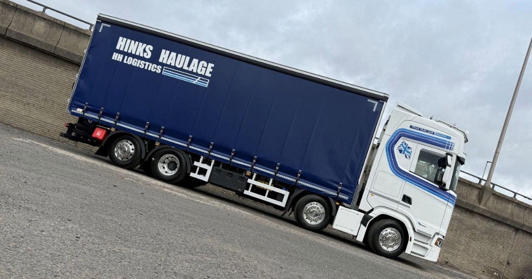 Hinks Haulage have taken delivery of this super smart Scania S420🤩🔥
This fantastic Full Air Scania S420 is packed full of extras, and looks incredible in the instantly recognisable Hinks Haulage livery.
Supplied by Keltruck Account Manager, Danny Horobin, and with finishing touches applied, this unit is now ready to roll, bringing another level of supreme Scania style to the roads.
#SuppliedByKeltruck