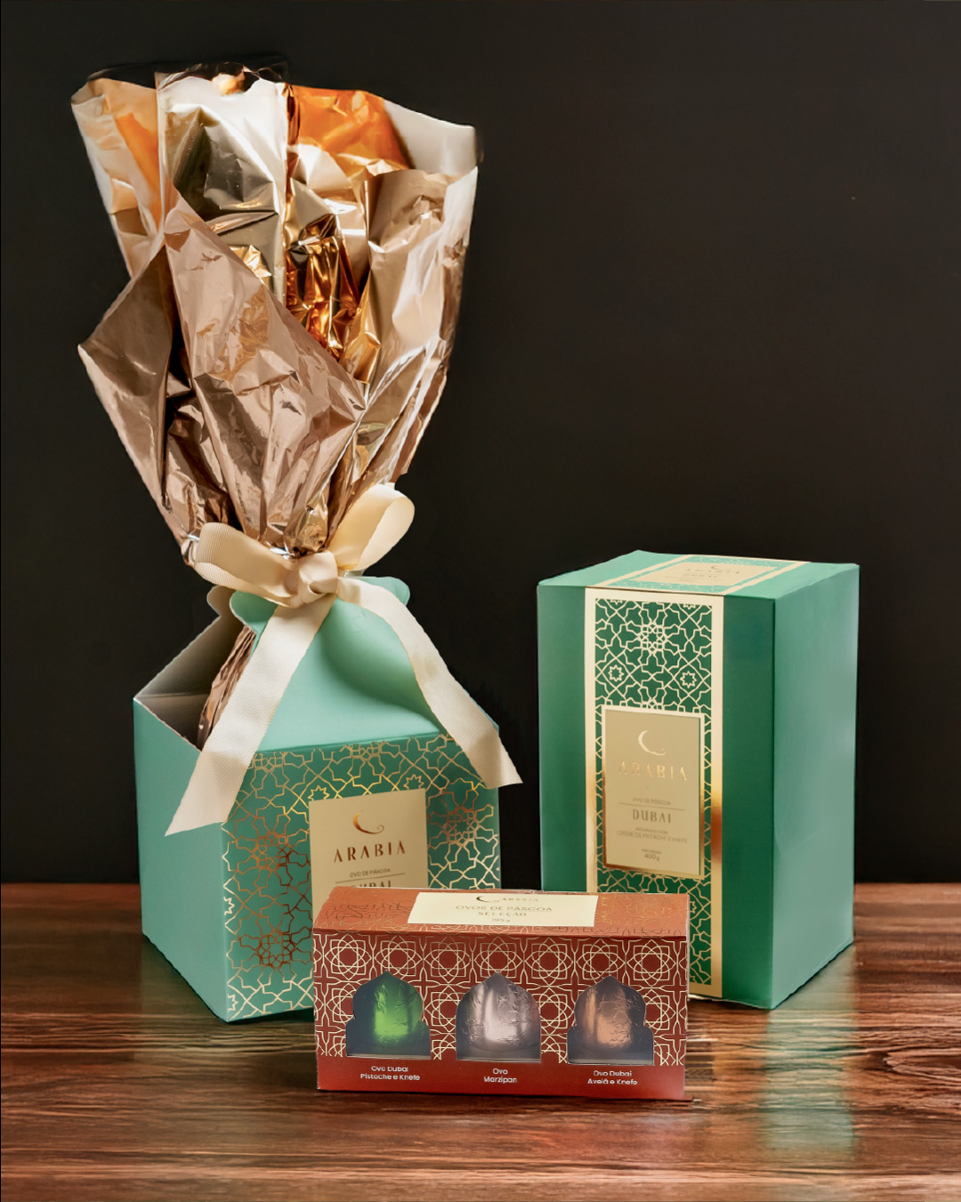 Para a linha de Páscoa do Arabia, desenvolvemos uma identidade visual exclusiva, que traduz a força da marca e valoriza a sofisticação do produto.
A paleta e os grafismos inspirados no universo árabe trazem imponência, autenticidade e criam uma experiência visual inesquecível. Uma assinatura que diferencia e encanta, mesmo antes da primeira mordida.
Quer transformar a apresentação do seu produto? Fale com a gente.
#EmbalagemDeLuxo #DesignQueEncanta #PáscoaComEstilo #EólicaBranding #Arábia #PresençaDeMarca #BrandingDeProduto #IdentidadeVisual