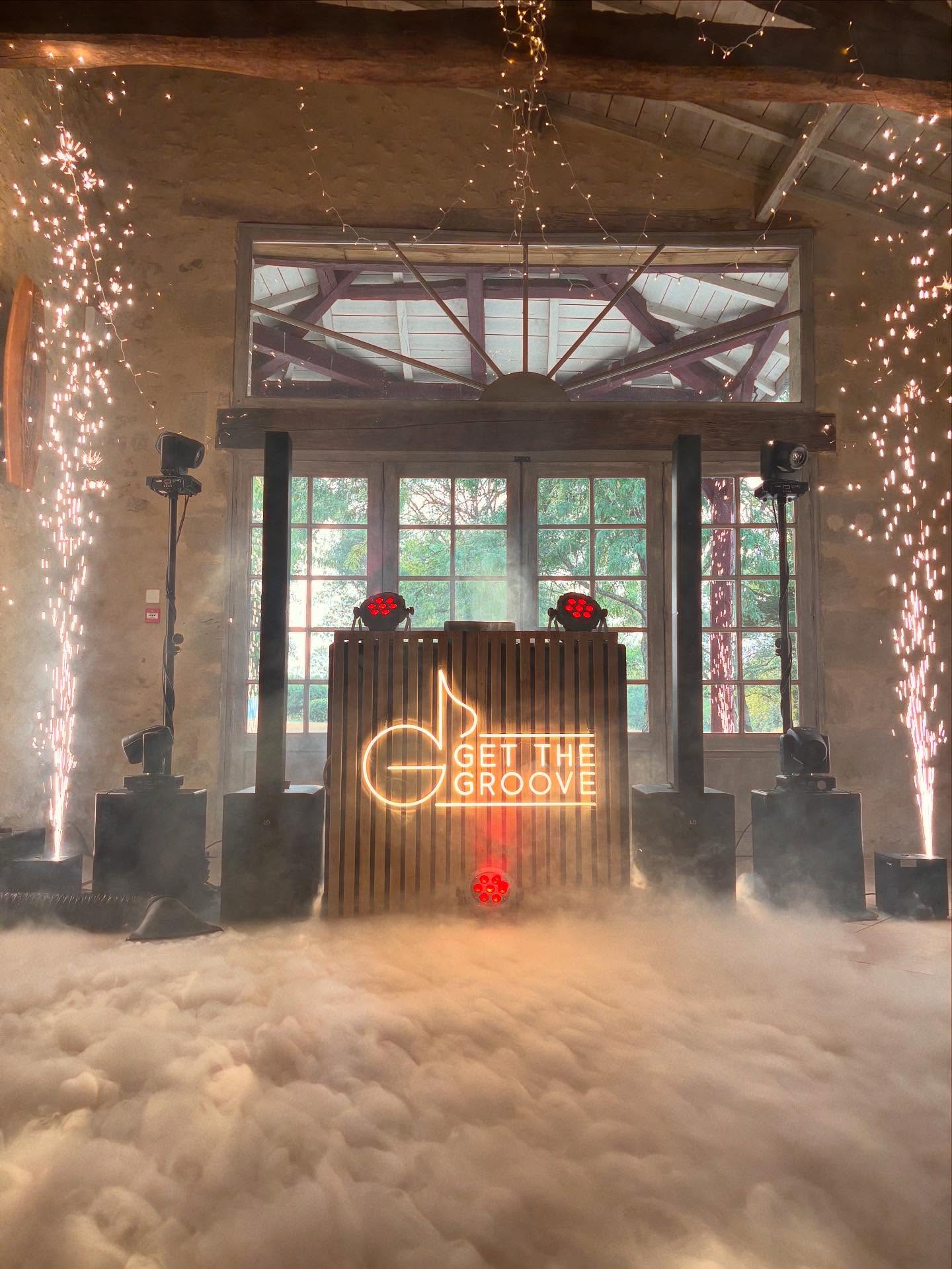 Sublimer l’instant, faire briller l’émotion !
Une ambiance adaptée à chaque temps forts de votre mariage, l’entrée dans la salle, la présentation du dessert, la fontaine de champagne ou encore une ouverture de bal qui deviendront inoubliables !
Un set up DJ complet et sur mesure pour transformer chaque lieu en décor unique avec lumières, fumée lourde et étincelles qui marqueront vos invités !