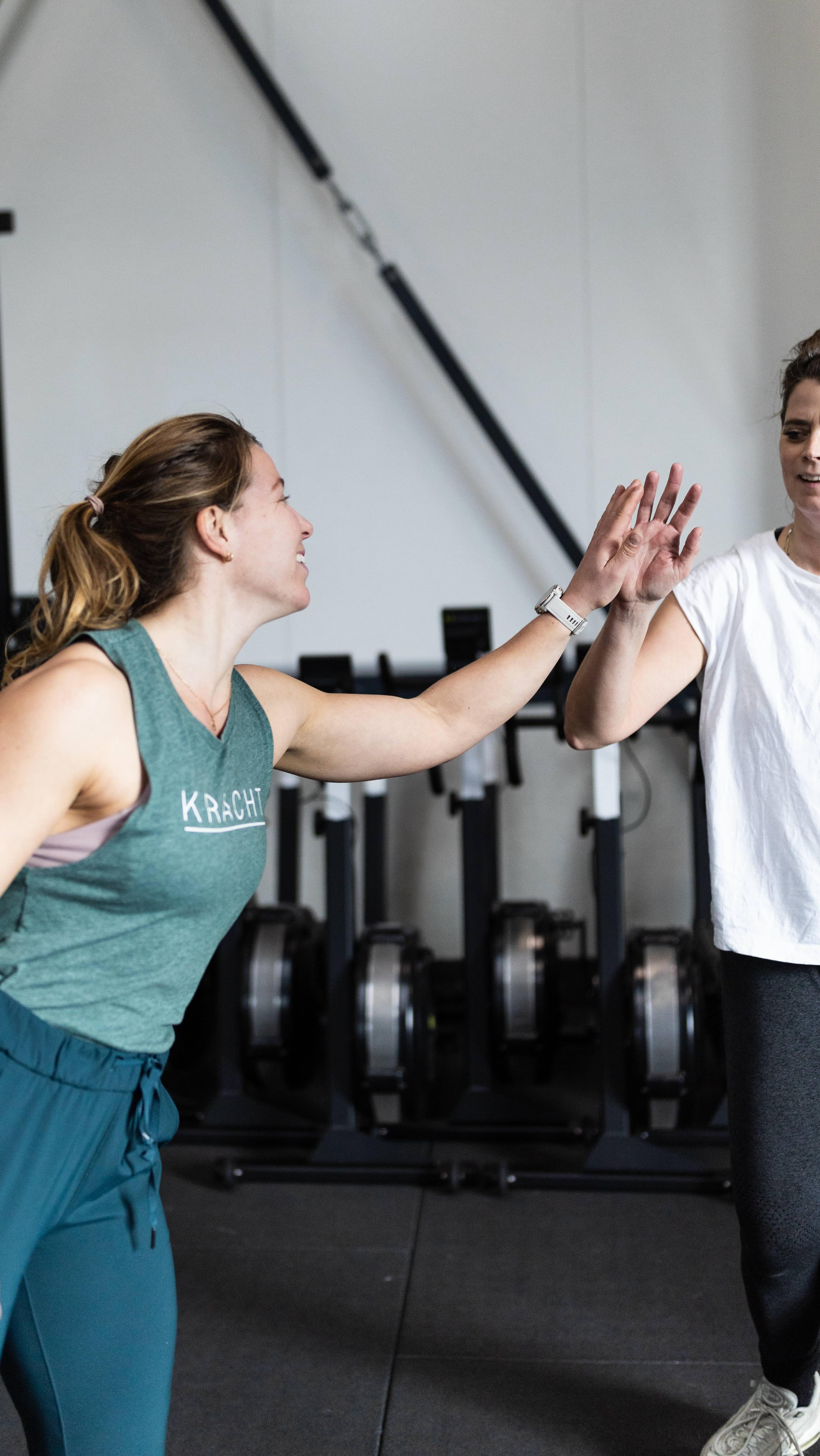 Nothing says summer like sweat, smiles, and high fives 🙌☀️ 30 rounds of 9 air squats, 6 v-ups & 3 burpees with your workout buddy = done ✅ Teamwork makes the dream work 💪 #KrachtSummer #TeamWorkout #HighFiveEnergy