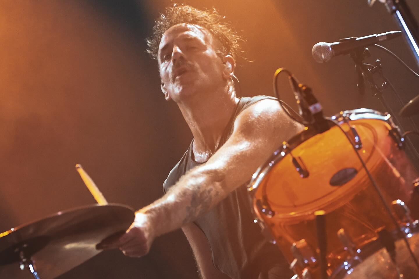 ESKERRIK ASKO ONDARRU!
Atzo beste behin azkenekoz Portuko Ranoin sentitu genuen energia eman zeniguten. Oso eskertuta oraingo honetan ere! Etq plazer hutsa Delirium Tremens taldeko lagunekin oholtza konpartitzea. Aupa ekipo!
Ayer nos volvisteis a dar la energía que recibimos la última vez que estuvimos en Portuko Ranpi,”. Muy agradecidxs esta vez también!
Y un gran placer compartir escenario con los amigos de Delirium Tremens. Aupa ekipo!
Hurrengoak/Siguientes
09/05 Artea @ Plaza (Jaiak)
11/08 Gasteiz @ IAK Kulturgunea + Zea Mays + Mursego + Eraso! + Nakar + Miren Narbaiza, Joseba Baleztena, Ander Mujika
📷 @eideriturriaga