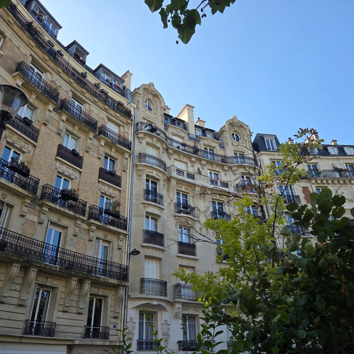 We just completed our two days of viewings with our italian investor looking for a #2pièces in #paris ... We selected the area around #julesjoffrin as it is full of charm and gives clear #parisiennevibes just a few steps from #montmartre
#welchomeinternational #propertyfinder #buyingagent #parisfrance🇫🇷#agnteimmobiliareitalianoparigi #comprarecasaaparigi #acquistocasaparigi