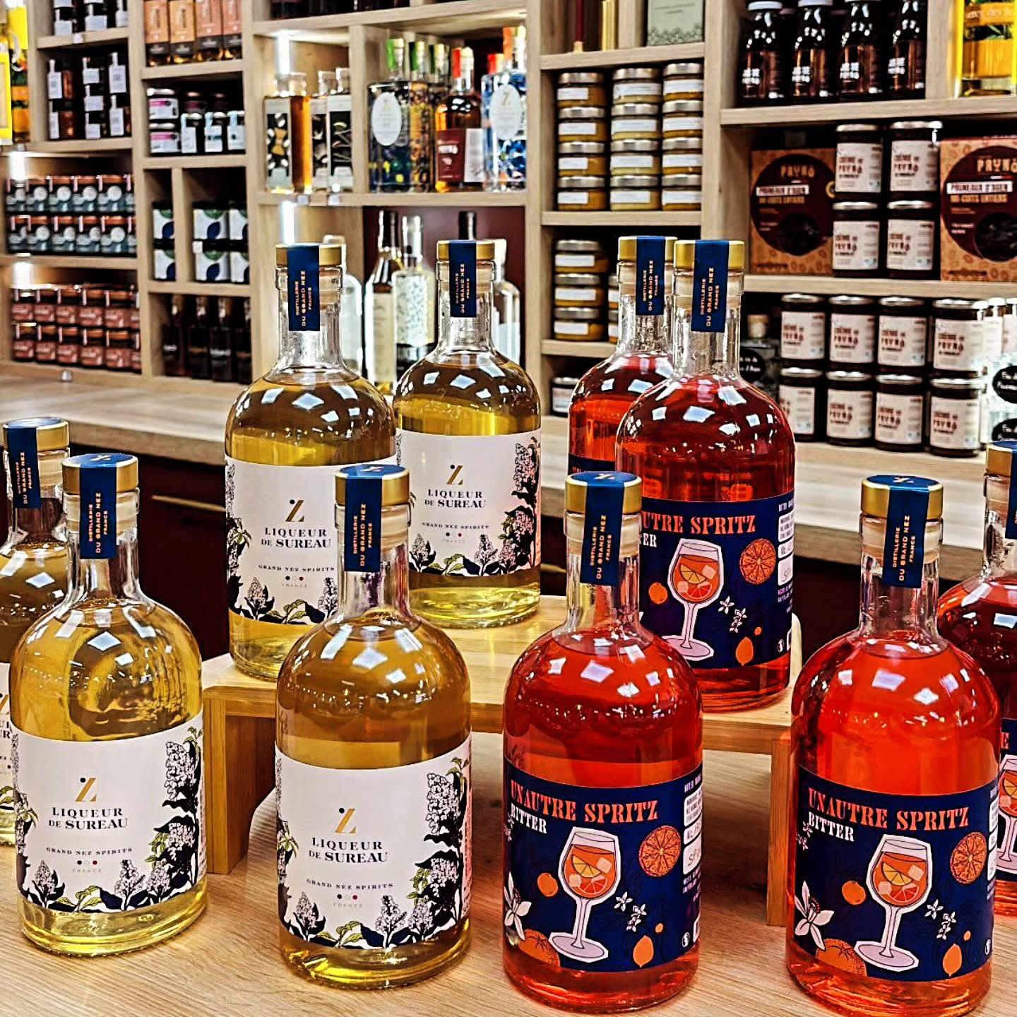 📸 Comme notre cher partenaire @pruno_epicerie , n’hésitez pas à nous partager vos plus belles photos de nos petites bouteilles @grandnezspirits que ce soit dans vos rayons ou chez vous !
✨ C’est toujours un vrai régal de les voir mises en valeur, et on adore découvrir vos mises en scène.
Taguez-nous pour qu’on puisse les repartager 💛
L'abus d'alcool d'alcool est dangereux pour la santé. A consommer avec modération.
#PartageV #MomentsV #Vbottles #ginbio #liqueursureau
#SpritzTime