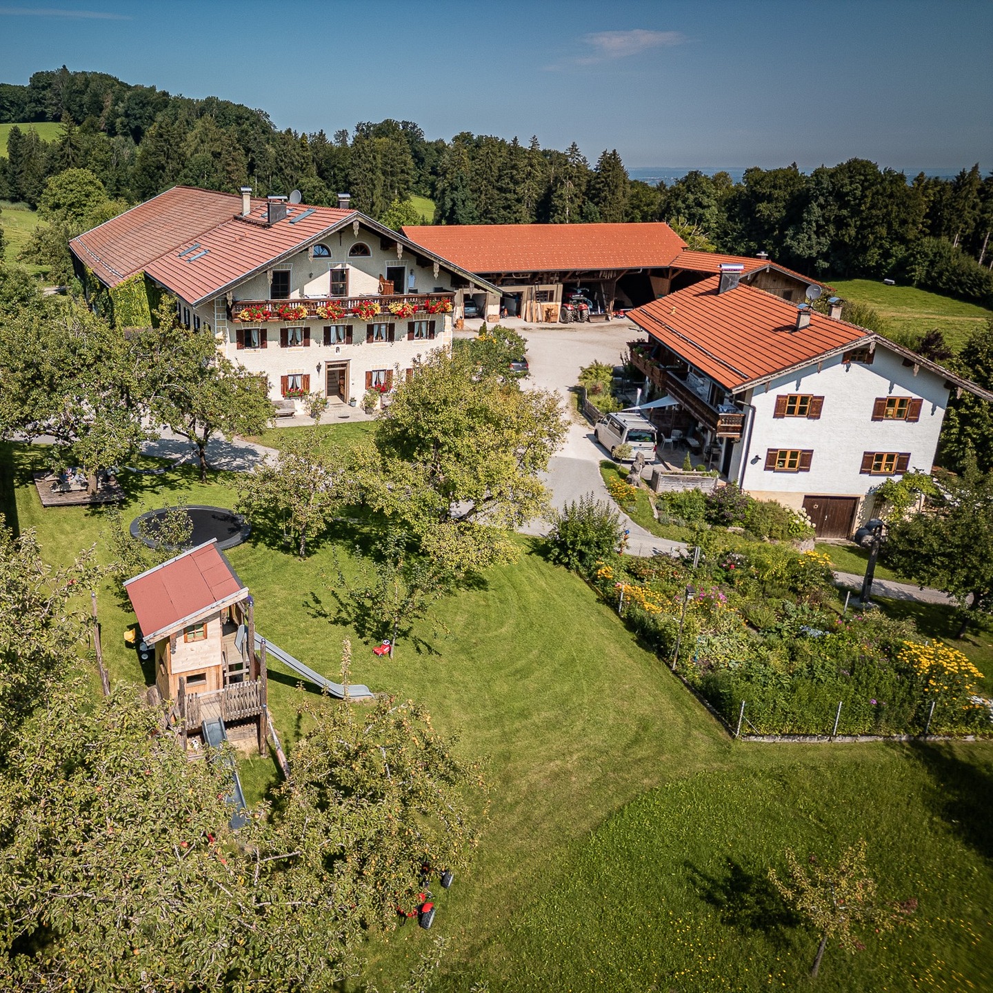 Unser Hof mal aus der Vogelperspektive. Viel Platz zum Spielen auf unserer Spiel- und Liegewiese mit Trampolin und Spielhaus...
#spielwiese #trampolin #bauernhaus #bauernhof #sommertag #vogelperspektive #liegewiese #urlaub #urlaubaufdembauernhof #ferienwohnung #urlaubindeutschland #samerberg #servussamerberg #wanderhöfesamerberg #weissnhof #weissnhof_samerberg #bayern
Foto by @studio_f8_foto