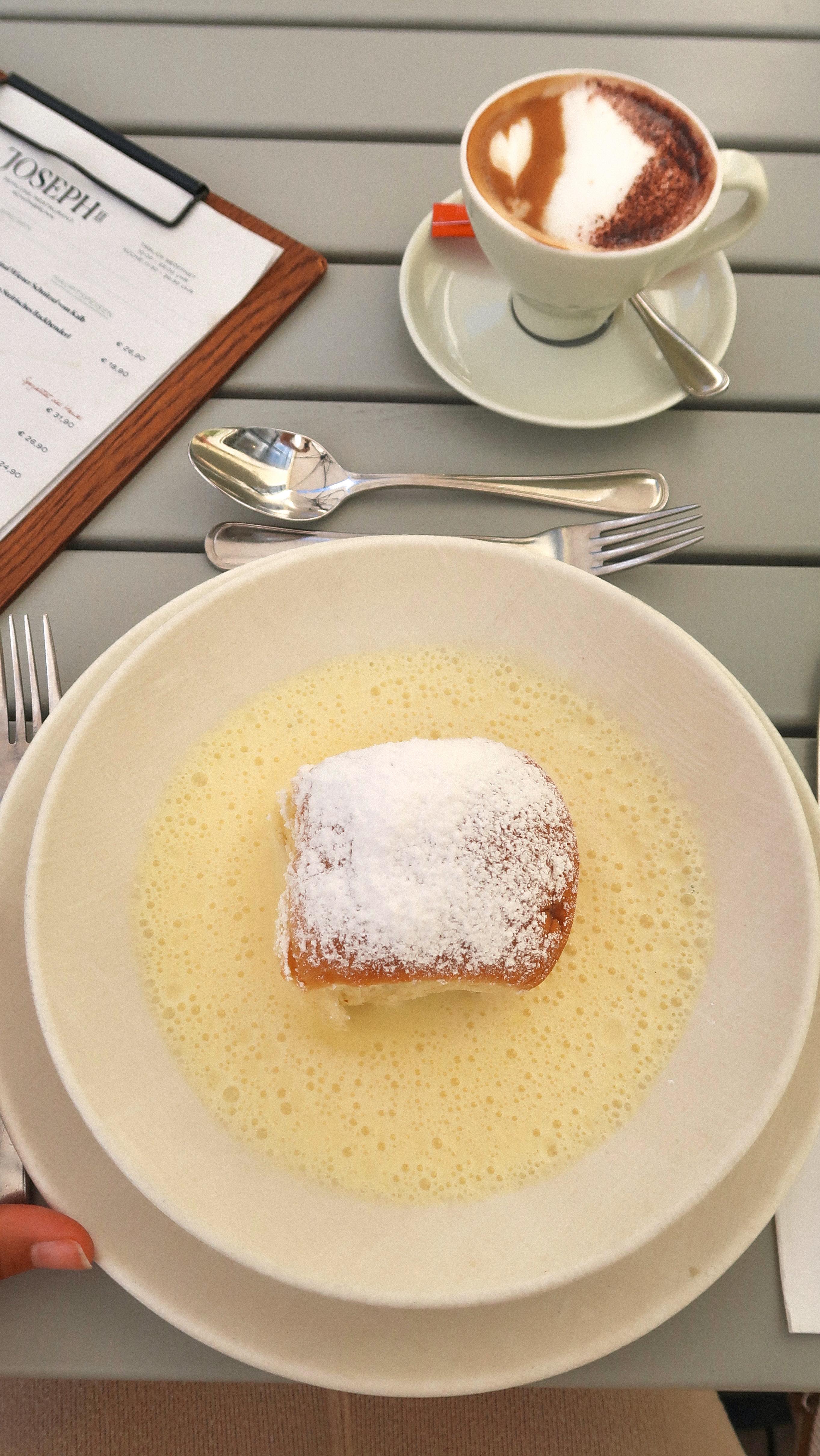 Heute gibt’s Omas warme Buchteln frisch aus dem Ofen…
mit Marillenfüllung & Vanillesauce. 🤍
Zungenaquaplaning inklusive. 😋
#SchlossSchönbrunn #Vienna #VisitVienna #VisitSchlossSchönbrunn
#Joseph2 #WienGenießen #Restaurant #RestaurantWien #Wien #Vienna #FoodGuideVienna #Foodguide #WienerKüche #visitVienna #SHIGroup #Wein #WienerWein