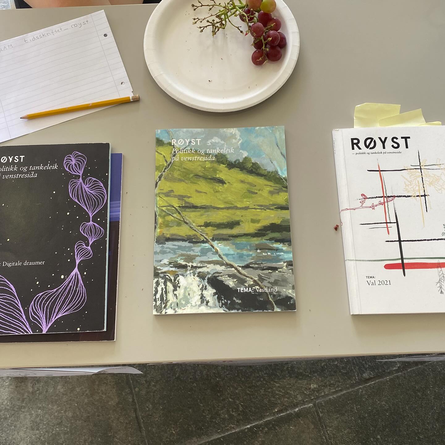 I dag har vi stått på stand i Grieghallen! Så hyggelig å helse på mange nye og engasjerte studentar! Vonar vi får sjå fleire av de att på filosofifestival i september!
Følg med dei neste vekene! !!!!!!!