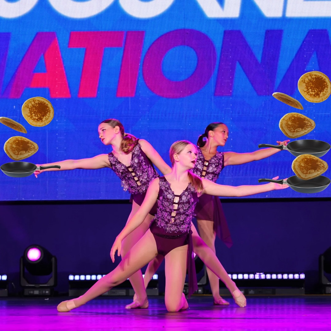 🥞 JUST 4 DAYS AWAY 🥞
A sneak peak of your Sunday if you join us for pancakes at @thelobsterpotrestaurant in LG. 8:30-11 AM. See you soon! 💜💜