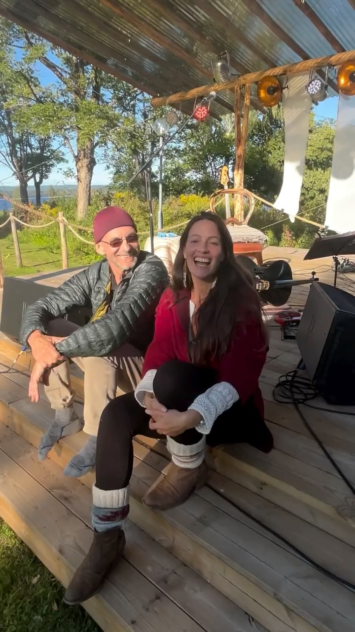 We are playing a concert this evening at @richardperkins.co beautiful outdoor restaurant & venue @sillegarden in Sweden! All the food organic delicious - grown right on the farm !! Farm to Fork 😋
It’s a nourishing gorgeous place & we’ve had such a warm hearted welcome with Richard & Nora.
Soon to have music flowing through us again… we’ll see what the evening brings.. 🌻