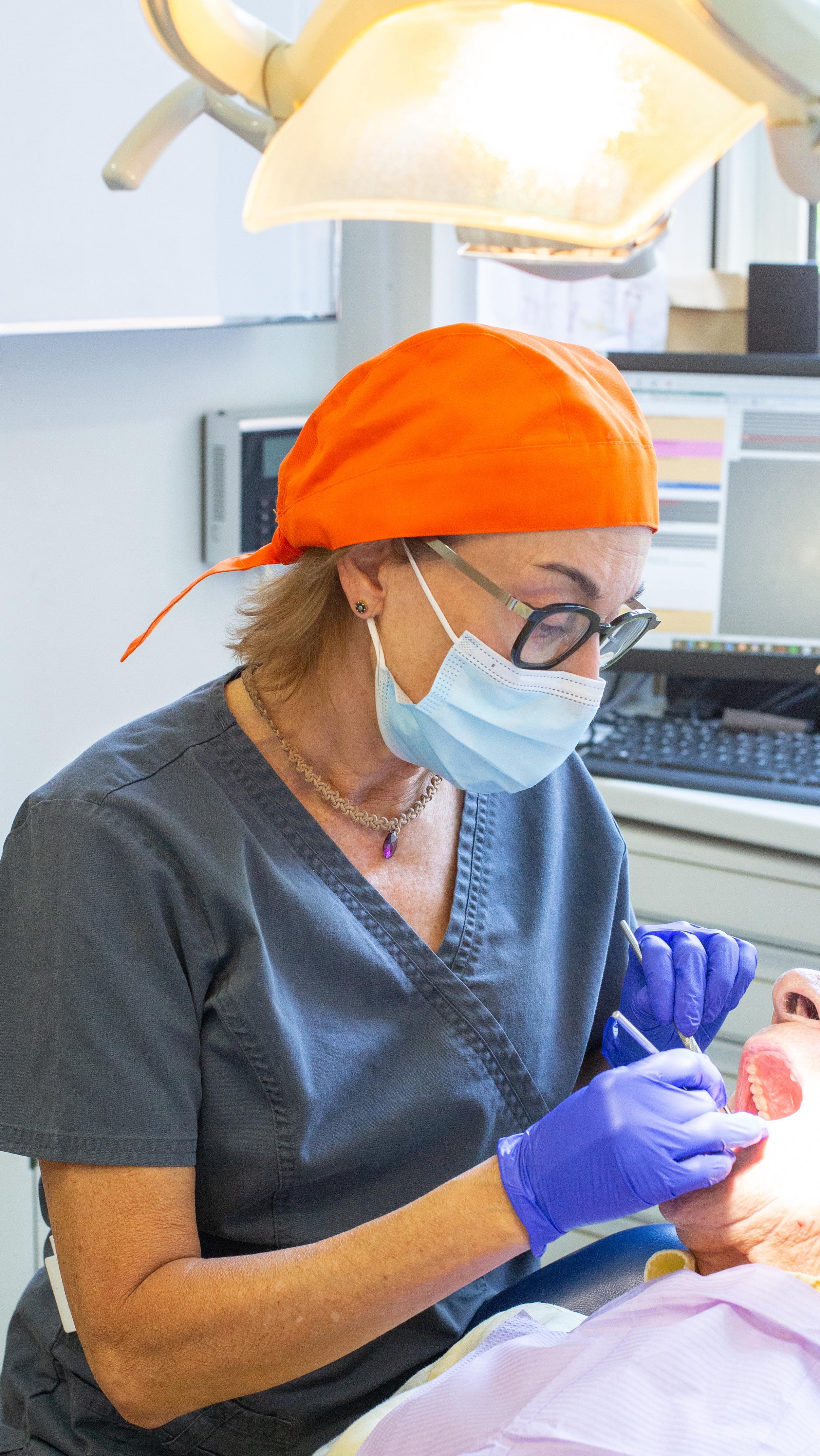 🦷 Antes de cualquier cirugía dental… no improvisamos.
Nuestra doctora revisa radiografías, historial y todo lo necesario para que tu procedimiento sea seguro y exitoso.
✅ Radiografías claras
✅ Planificación detallada
✅ Tranquilidad para ti
Porque una buena cirugía empieza con una buena revisión.
💬 ¿Sabías que esta planificación puede evitar complicaciones?
#CirugíaDental #Prevención #ClínicaTresserra #SaludBucal