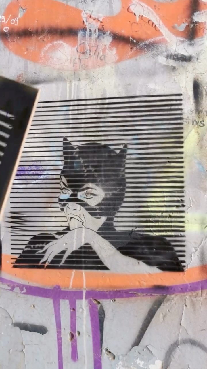 Qui dit exposition imminente dit communication sur les réseaux !!
L’annonce de mon exposition a été réalisé un jour d’été avec mon neveu et l’aide de ses parents ♥️j’en garde un souvenir très joyeux, avec un Baby Terence mignon et espiègle déjà à négocier des sucettes pour une scène tournée 😂
j’étais heureuse de partager ce moment en famille avec @i.vomited.dream
#Family #DreyStripes #Stripes #Urban #StreetArt #Custom #ArtWork #Drawing #paris #CatWoman